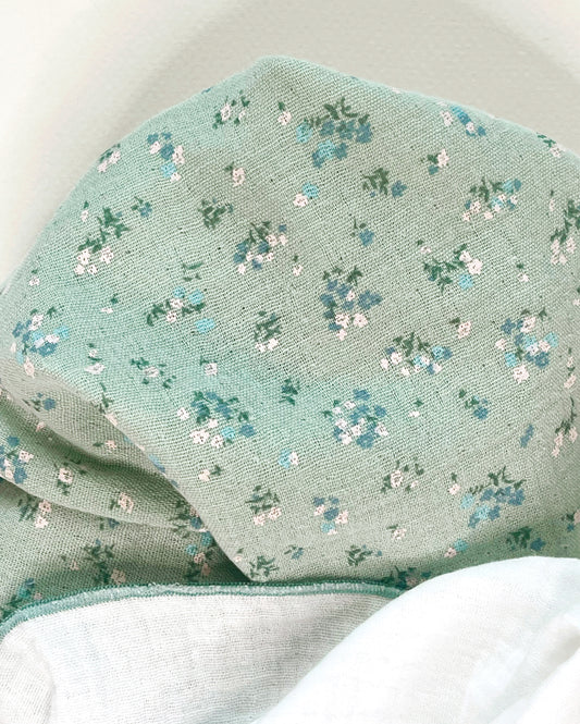 Conjunto de muselina de color verde con flores azules y blancas y muselina en color blanco