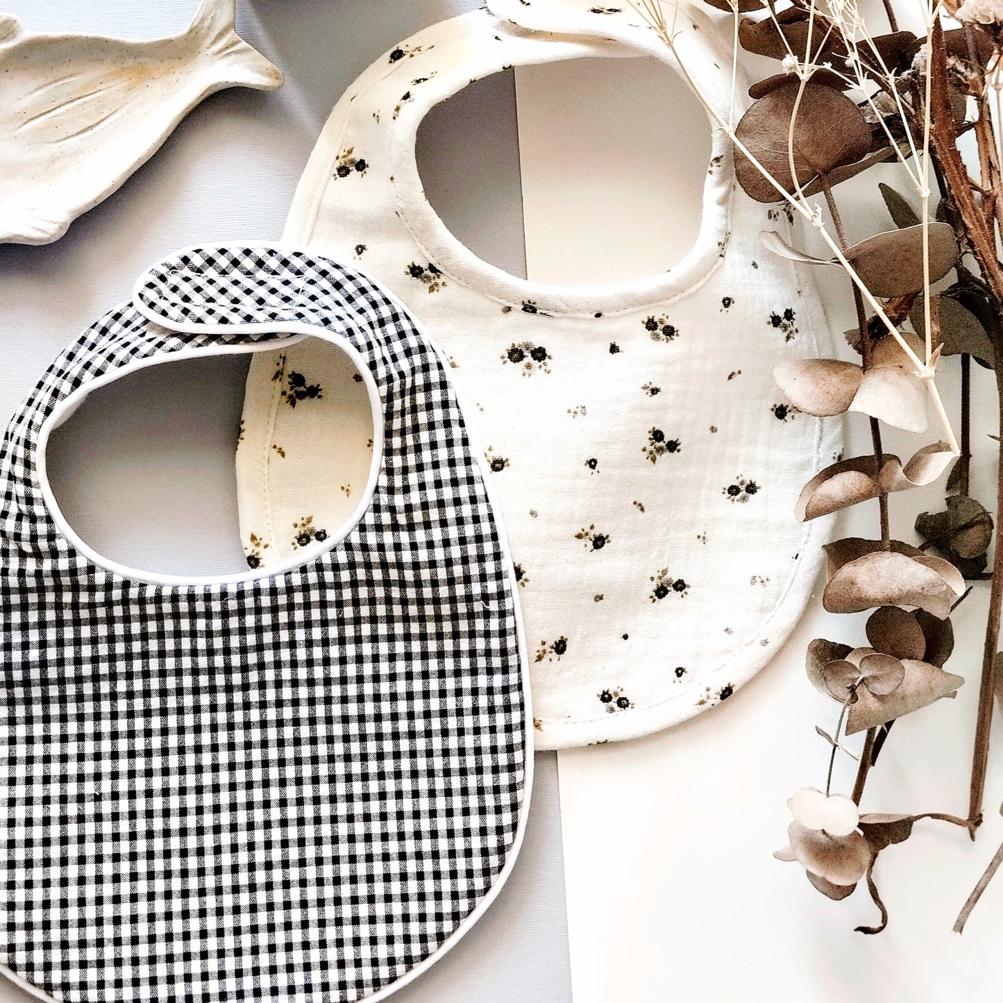 Pack “BIENVENIDO A CASA” compuesto de tres baberos & tres muselinas incluidas ( Colección Palito).