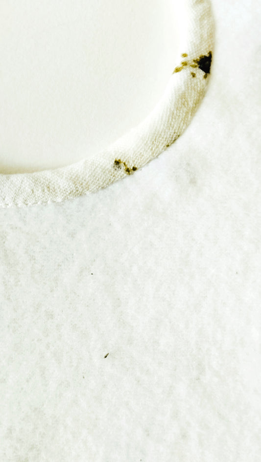 parte interior del babero de suave y delicada guata impermeable; acabado del babero terminado con la muselina beis con florecitas