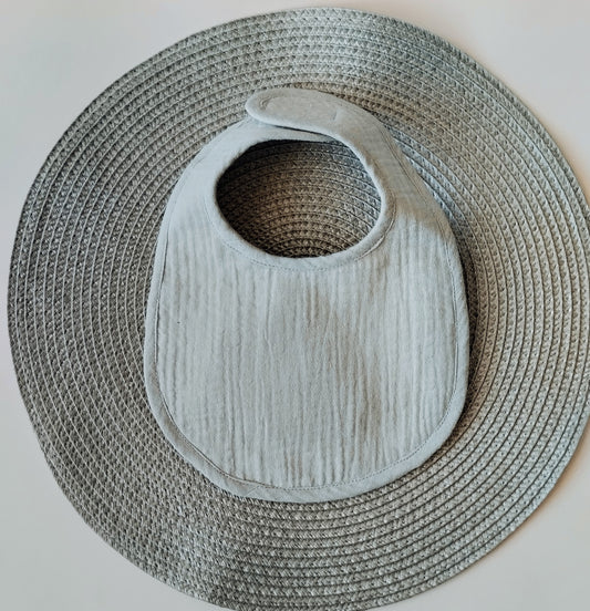 babero en muselina verde lisa agradable al tacto y combinable