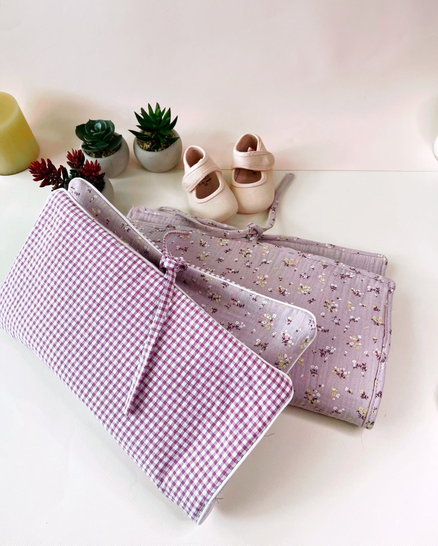 Porta toallitas y pañales, en muselina de algodón y estampado Vichy, cierre con lazo