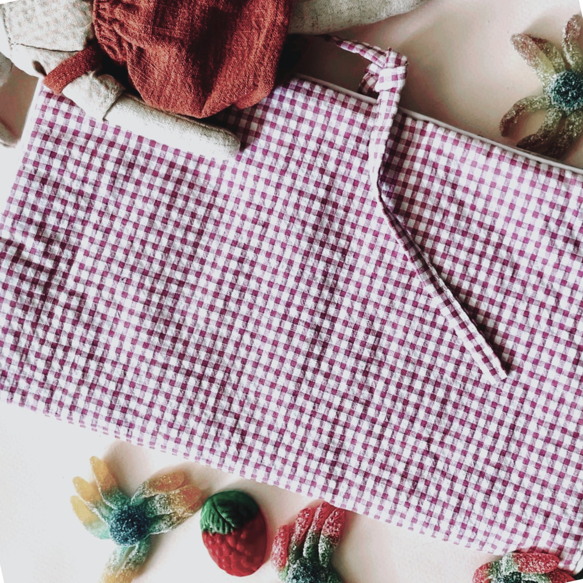 Vista de frente del porta toallitas cerrado con lazo