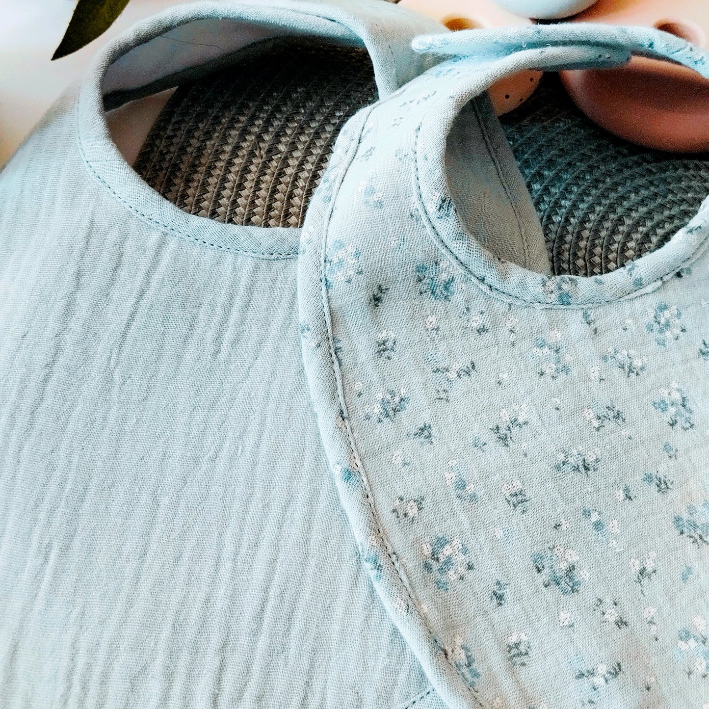 Conjunto de dos baberos de muselina, uno de color verde liso y el otro de color verde con delicadas  flores azules y blancas