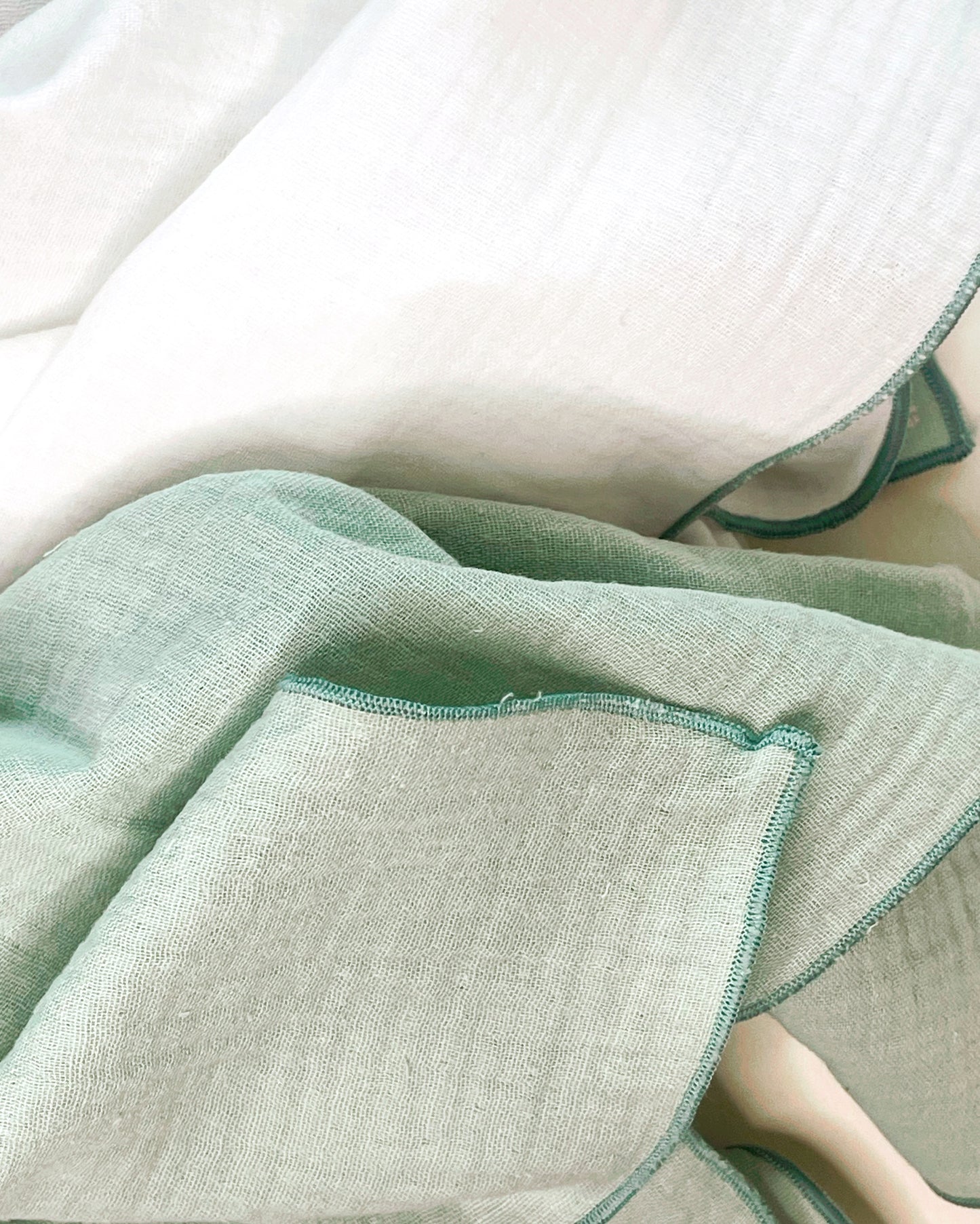 Conjunto de muselina de color verde liso y muselina en color blanco 