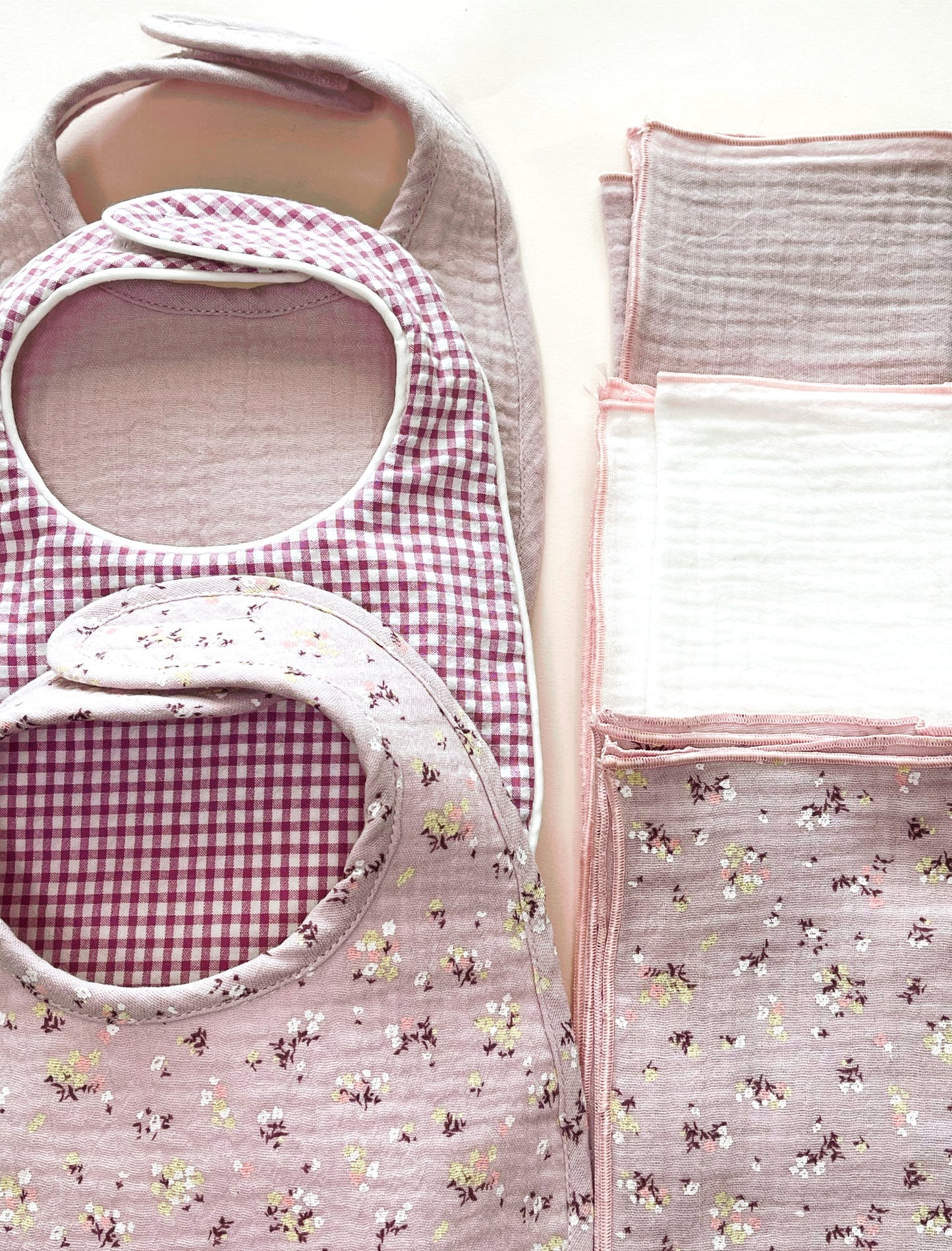 Pack “BIENVENIDO A CASA” compuesto de tres baberos & tres muselinas incluidas ( Colección Peca).