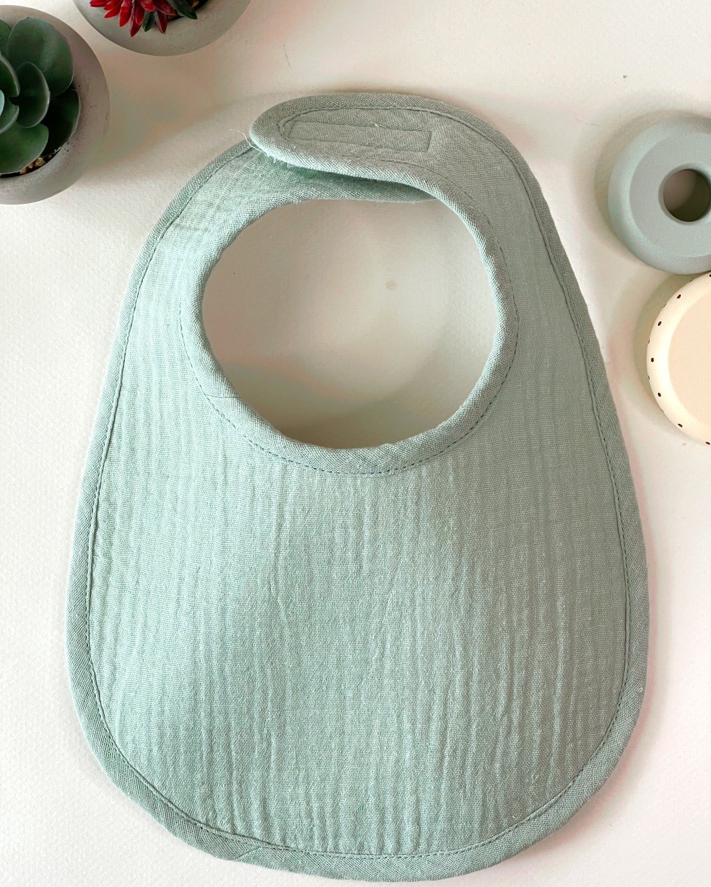 babero en muselina verde liso suave y ligero