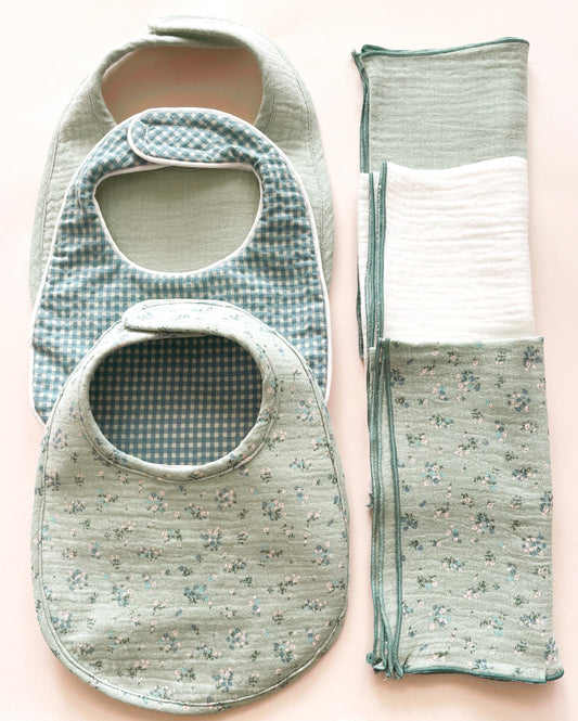 Pack “ BIENVENIDO A CASA” compuesto de tres baberos &  tres muselinas incluidas ( Colección Yeye).