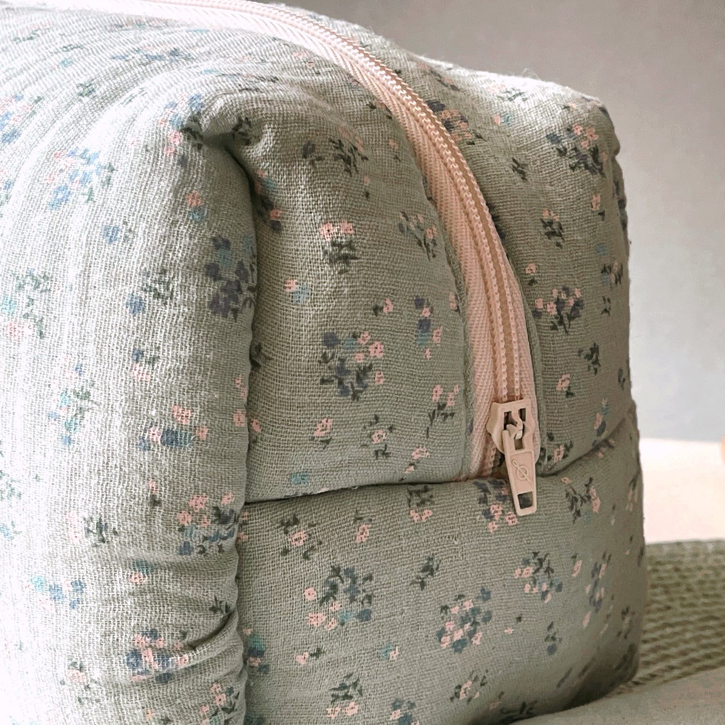 Neceser de muselina 100% algodón en color verde menta floral- Colección YEYE