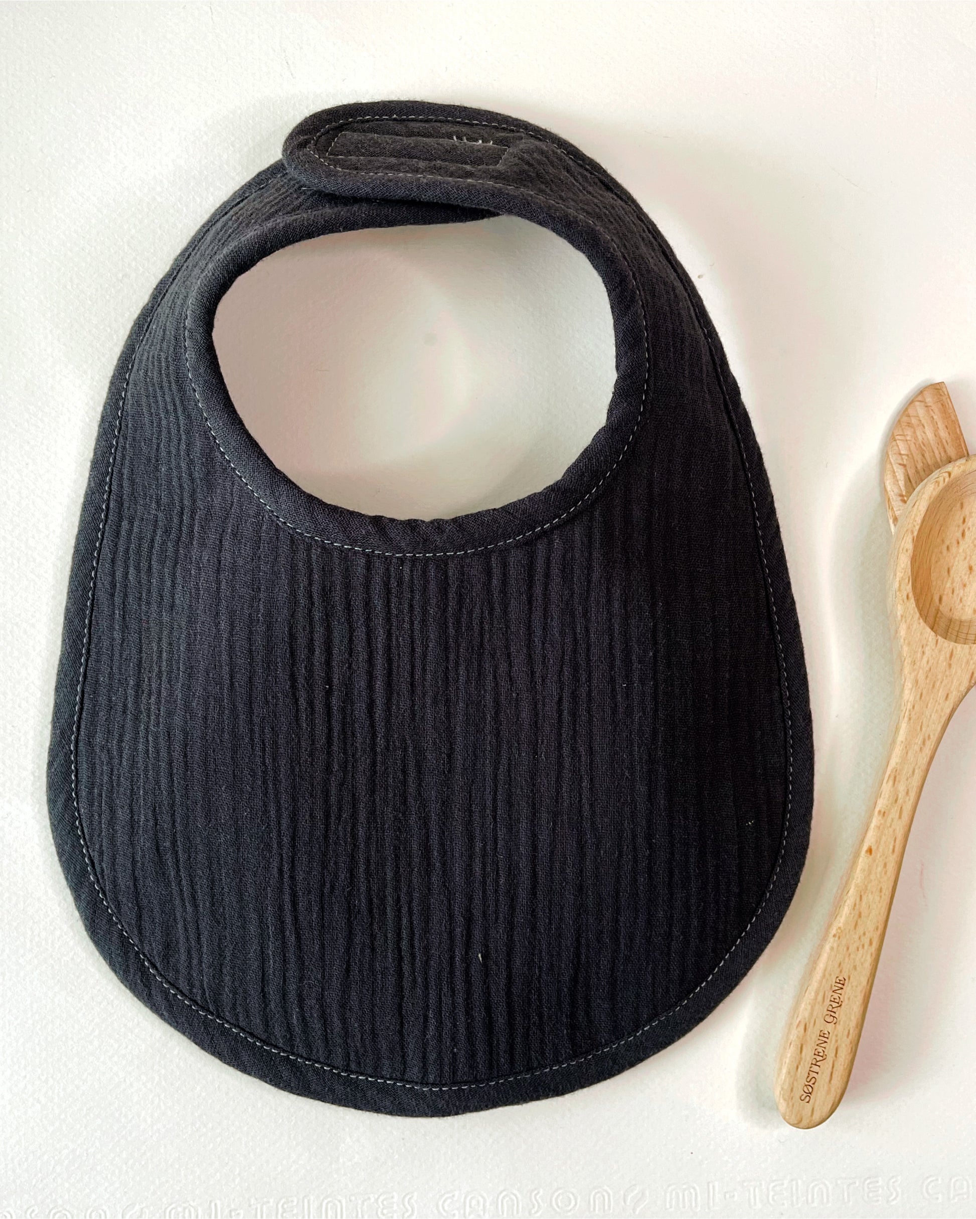 babero de suave muselina color liso e impermeable