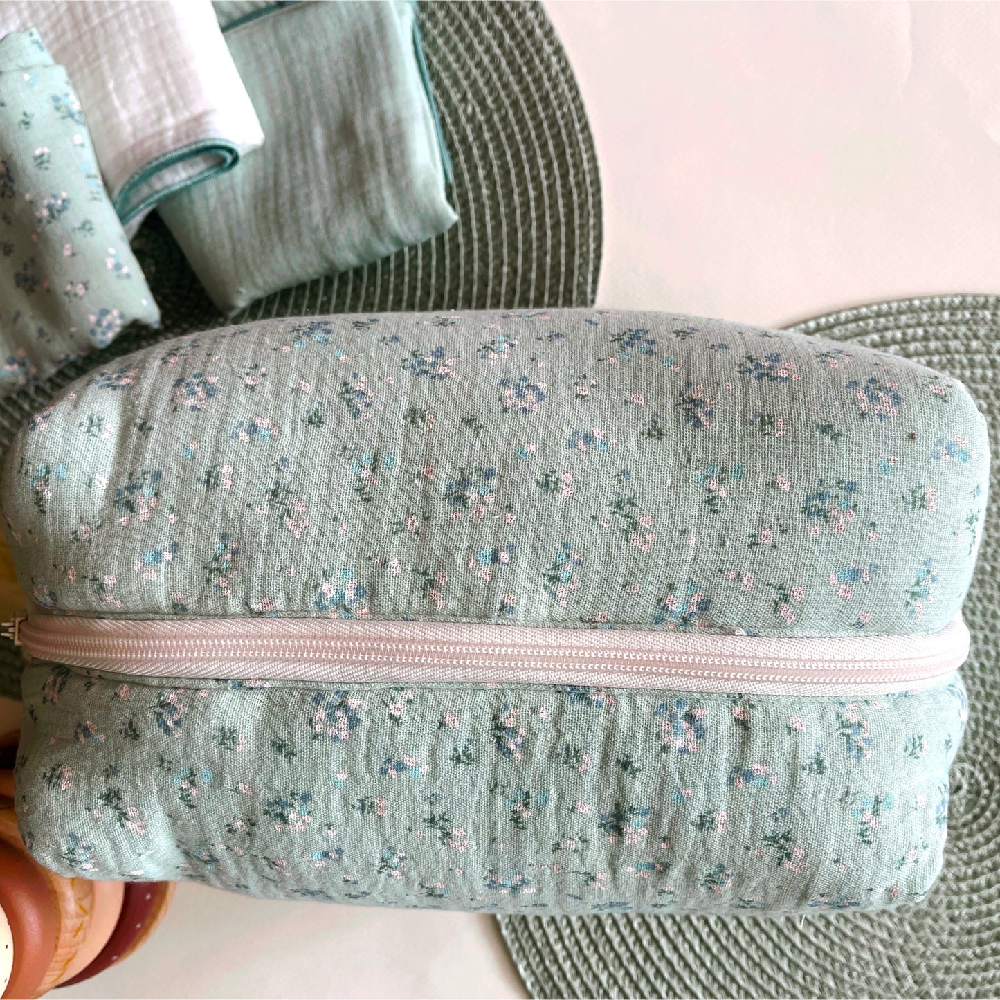 Neceser de muselina 100% algodón en color verde menta floral- Colección YEYE
