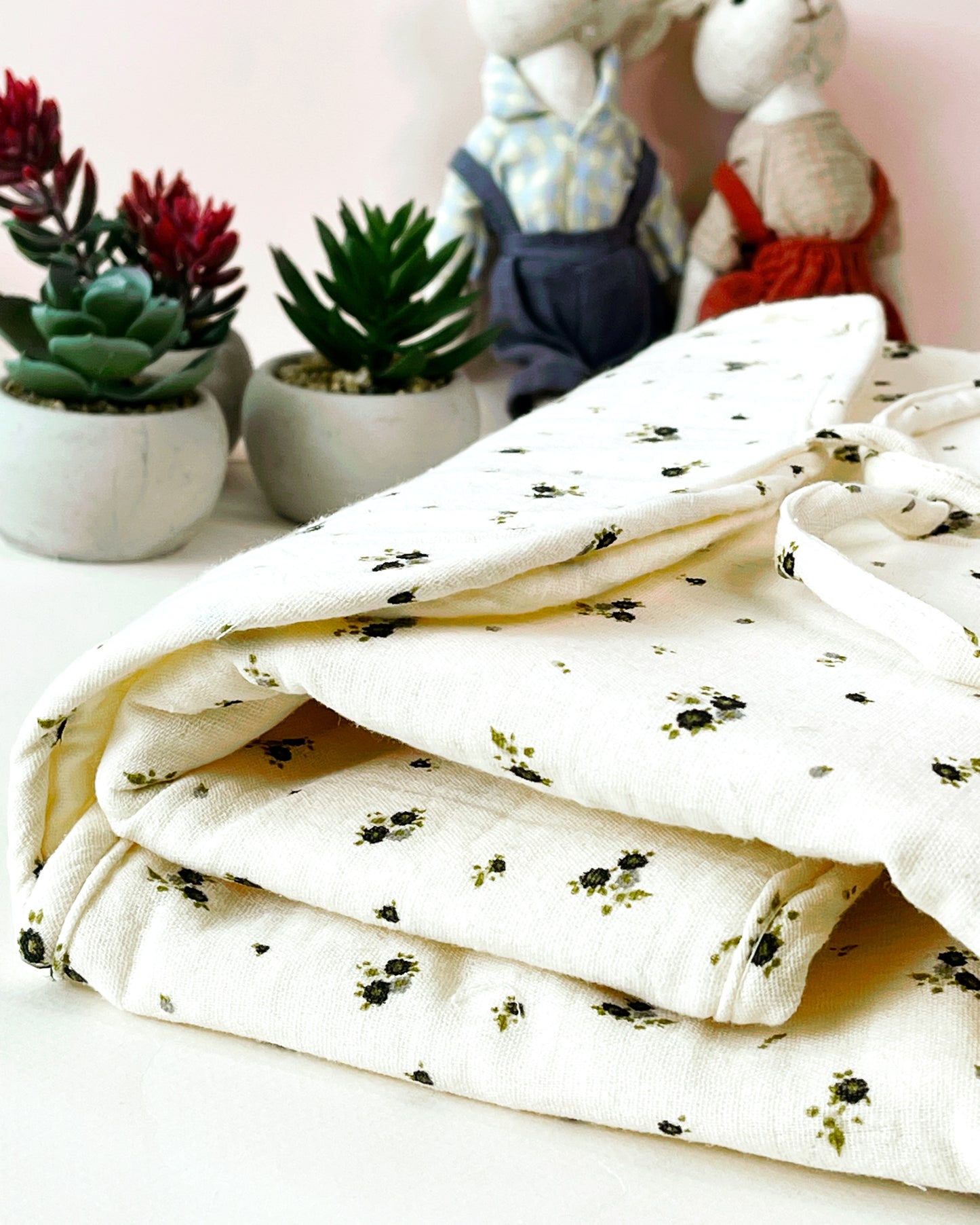 Vista del cambiador cerrado donde se aprecia cómo se pliega ; cierre con dos lazos