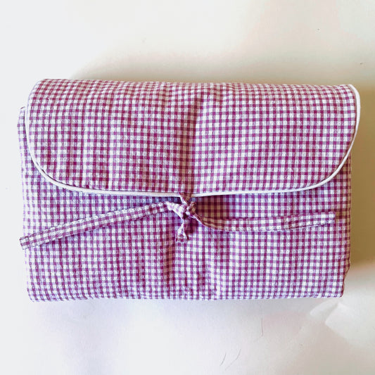 cambiador de paseo cerrado vista de frente; cierre con dos lazos y terminación de la solapa con vibo en blanco