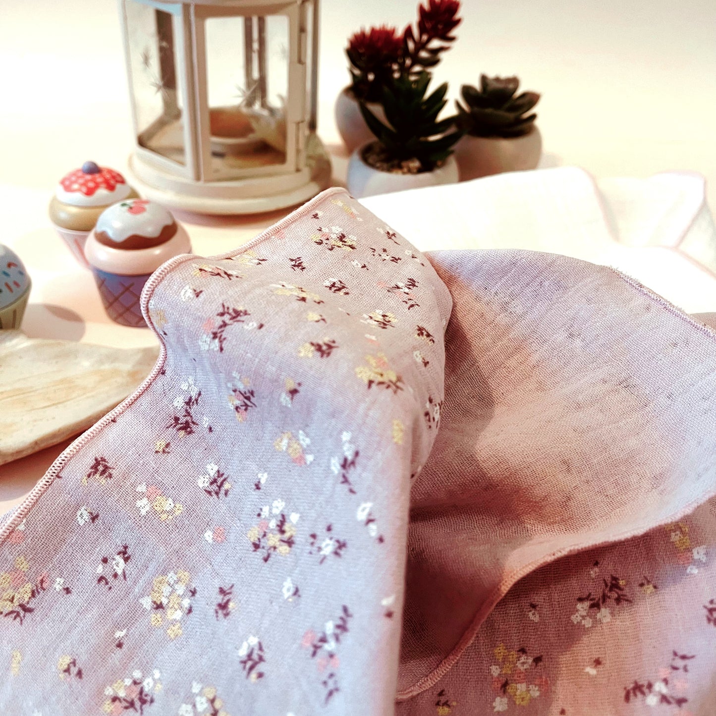 Muselina de color malva con florecitas amarillas y burdeos 