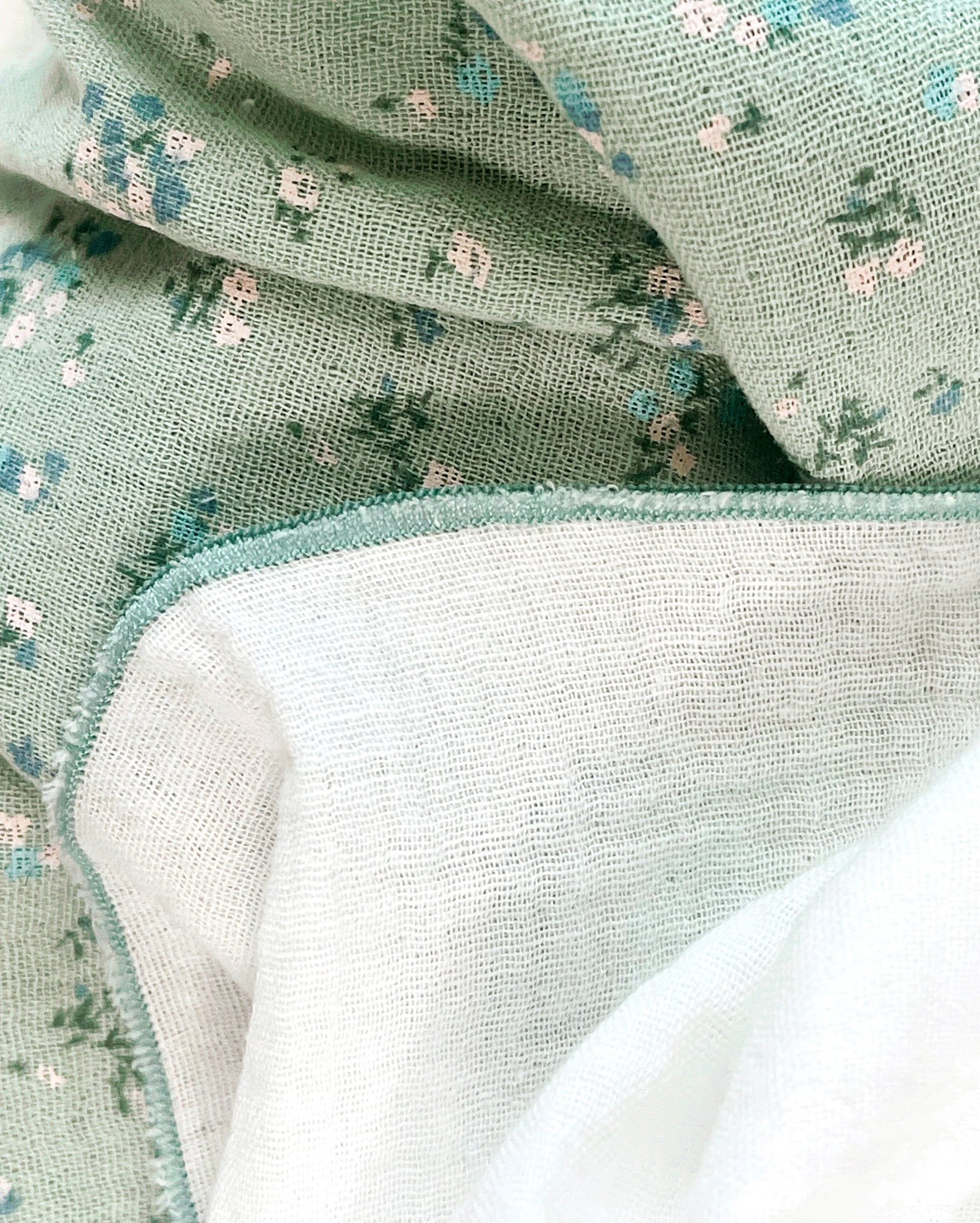 Conjunto de muselina de color verde con flores azules y blancas y muselina en color blanco 