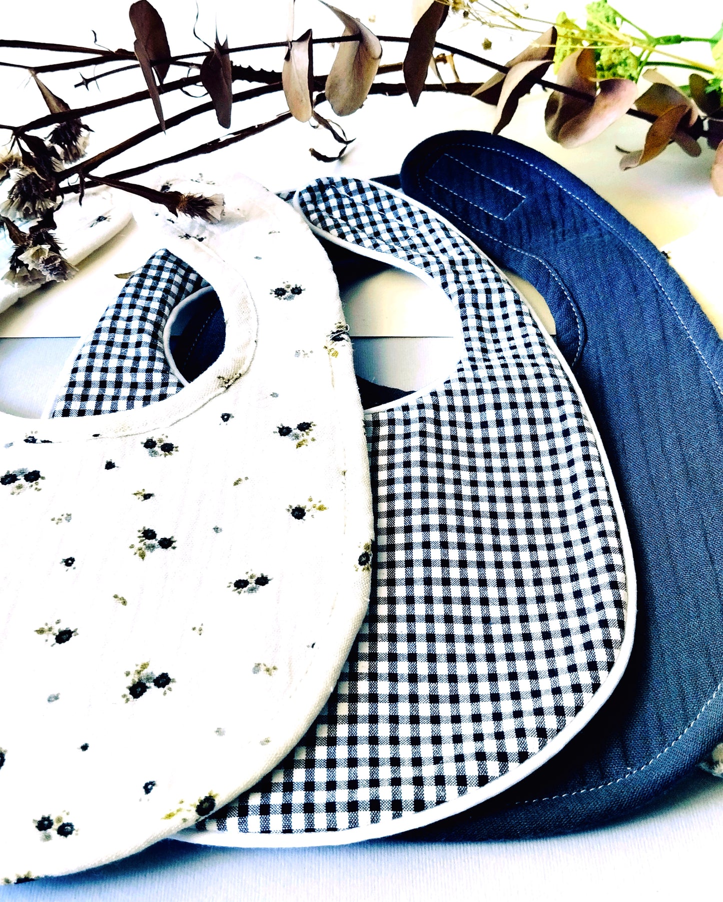 Babero de estampado Vichy en color negro y blanco roto 100% algodón - Colección VICHY PALITO