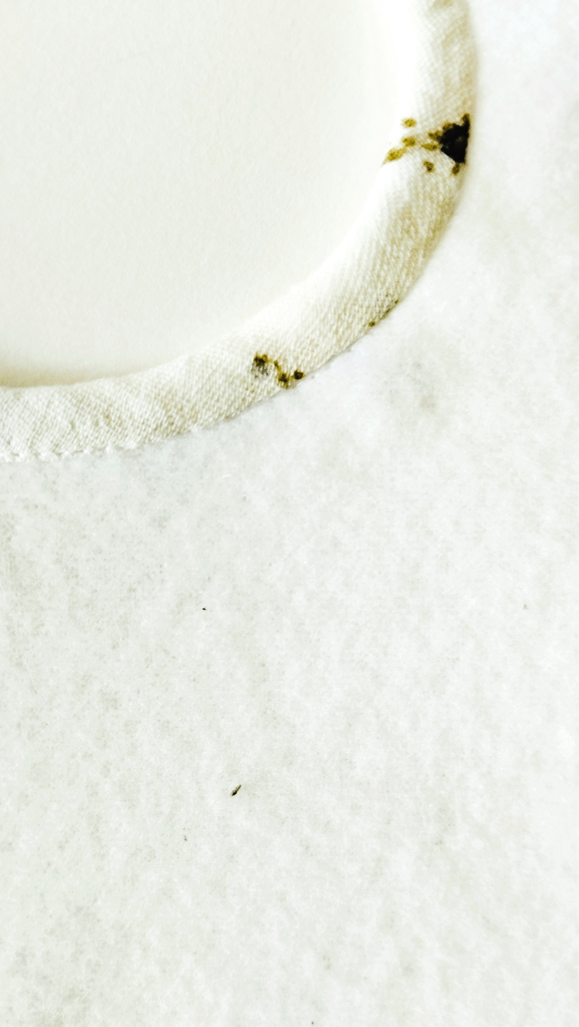 parte interior del babero de suave y delicada guata impermeable; acabado del babero terminado con la muselina beis con florecitas