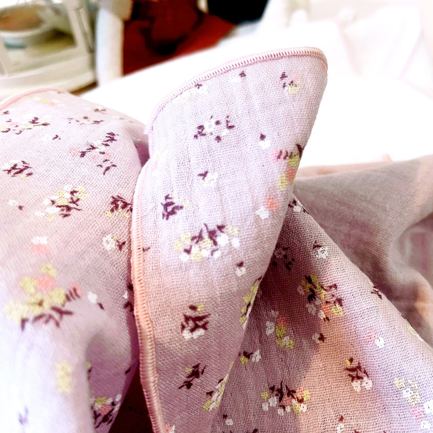 Muselina de color malva con florecitas amarillas y burdeos