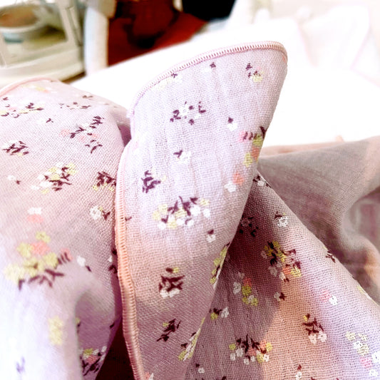 Muselina de color malva con florecitas amarillas y burdeos