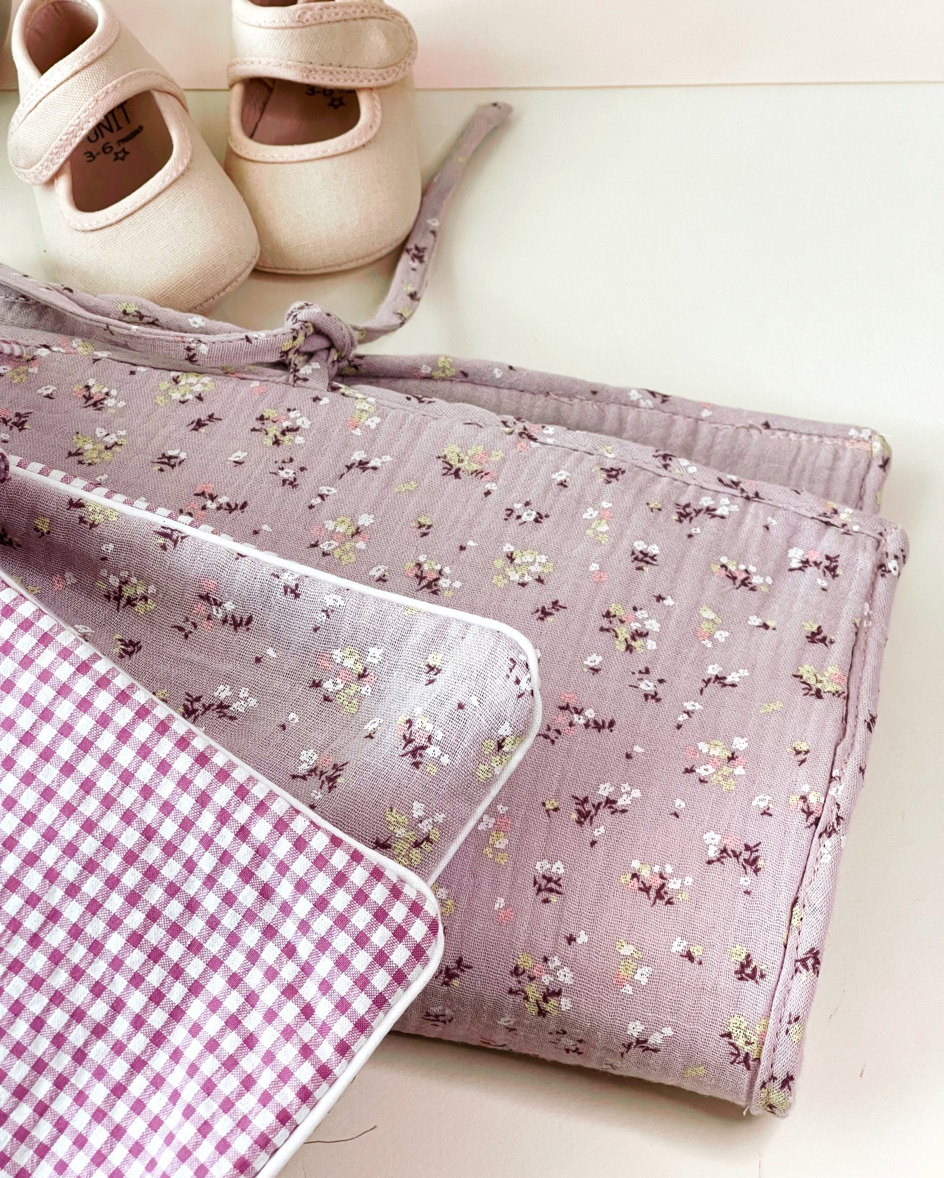 Conjunto de porta toallitas combinando estampados en cuadros rosa y blanco y muselina malva con florecitas.