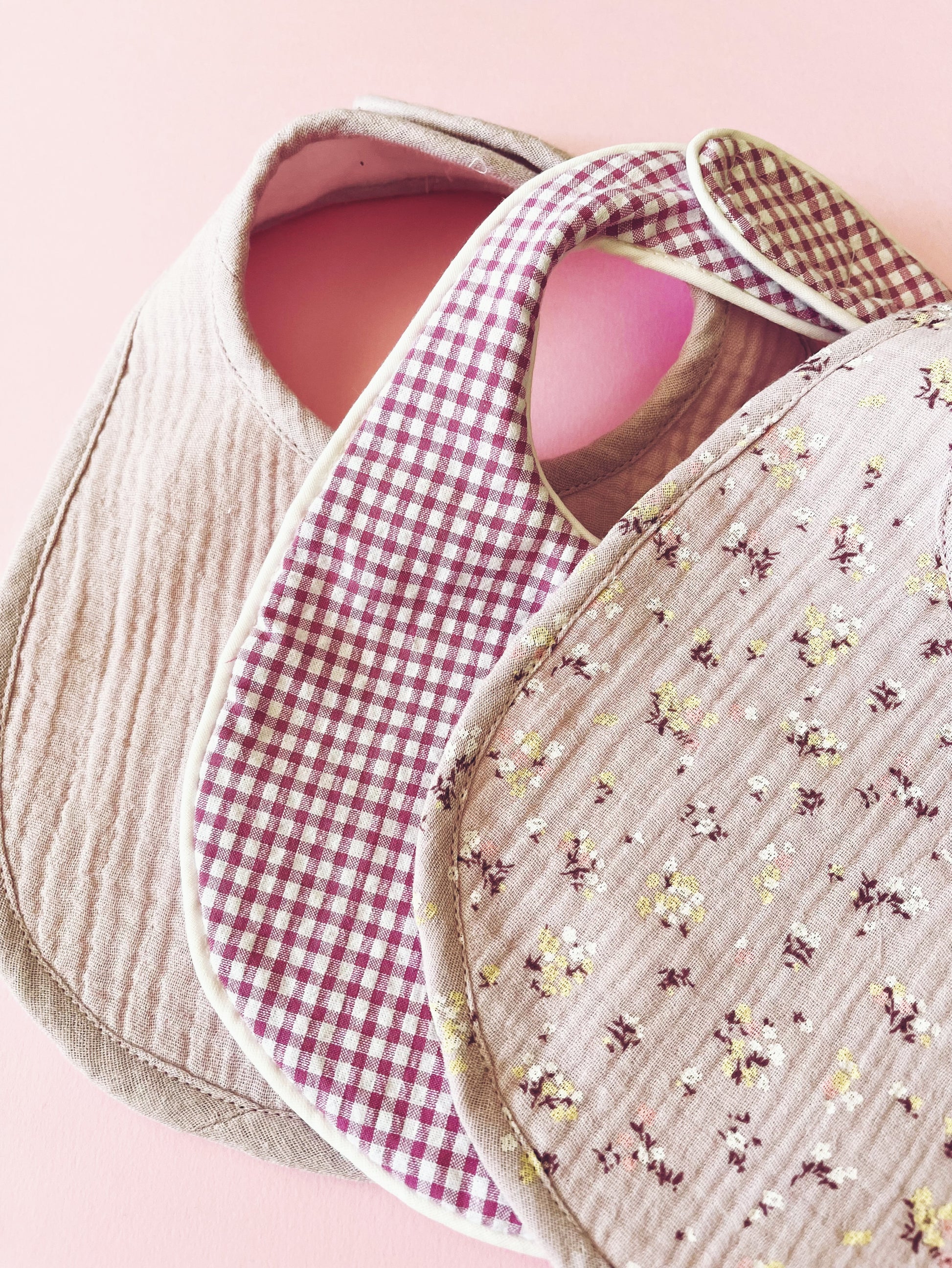 conjunto de los tres baberos donde se aprecia detalle de la tela