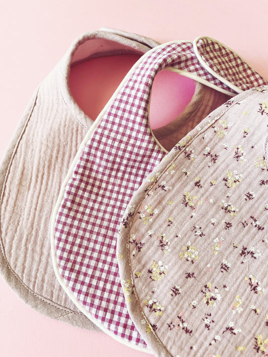 conjunto de los tres baberos donde se aprecia detalle de la tela