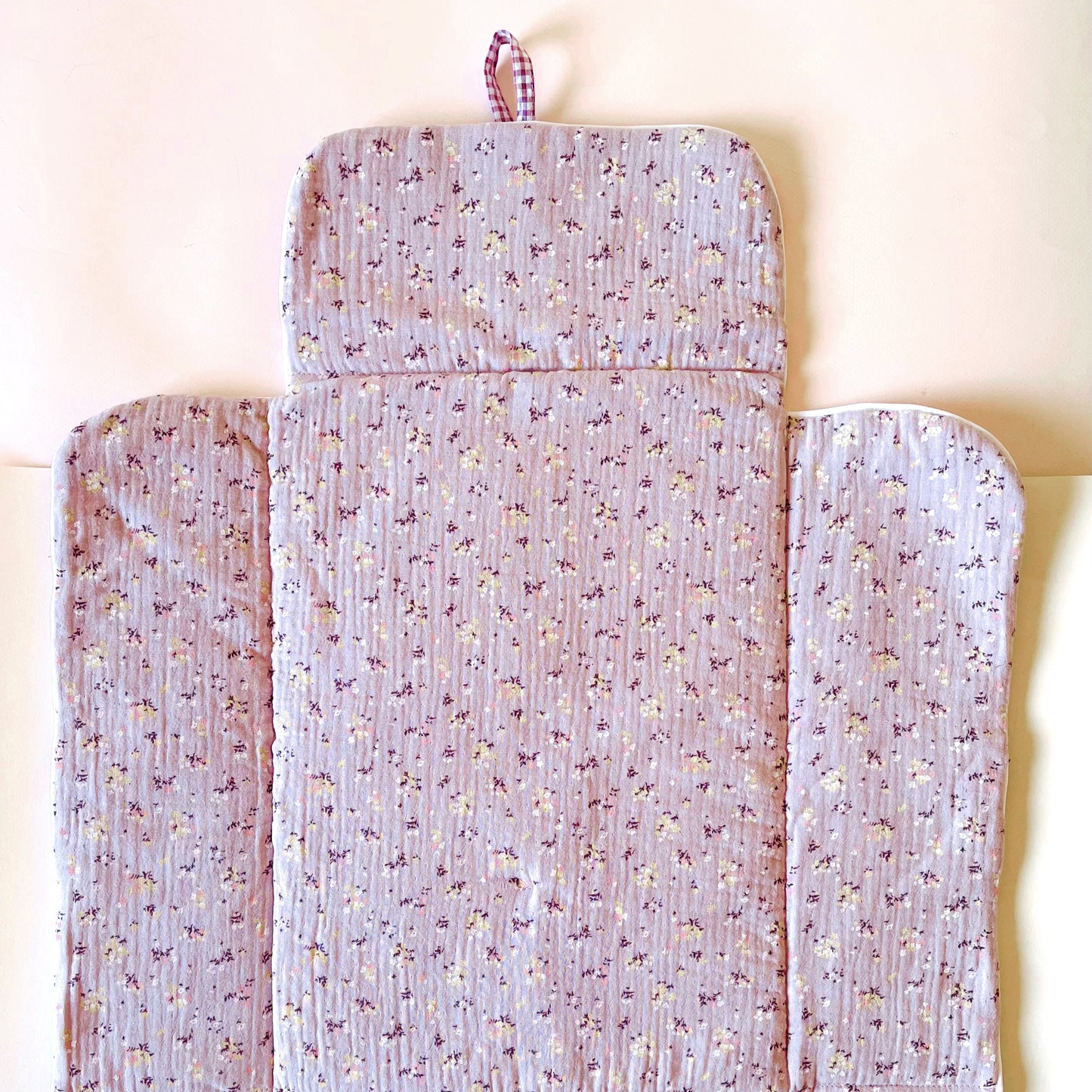 Cambiador de paseo abierto de muselina de color malva con flores