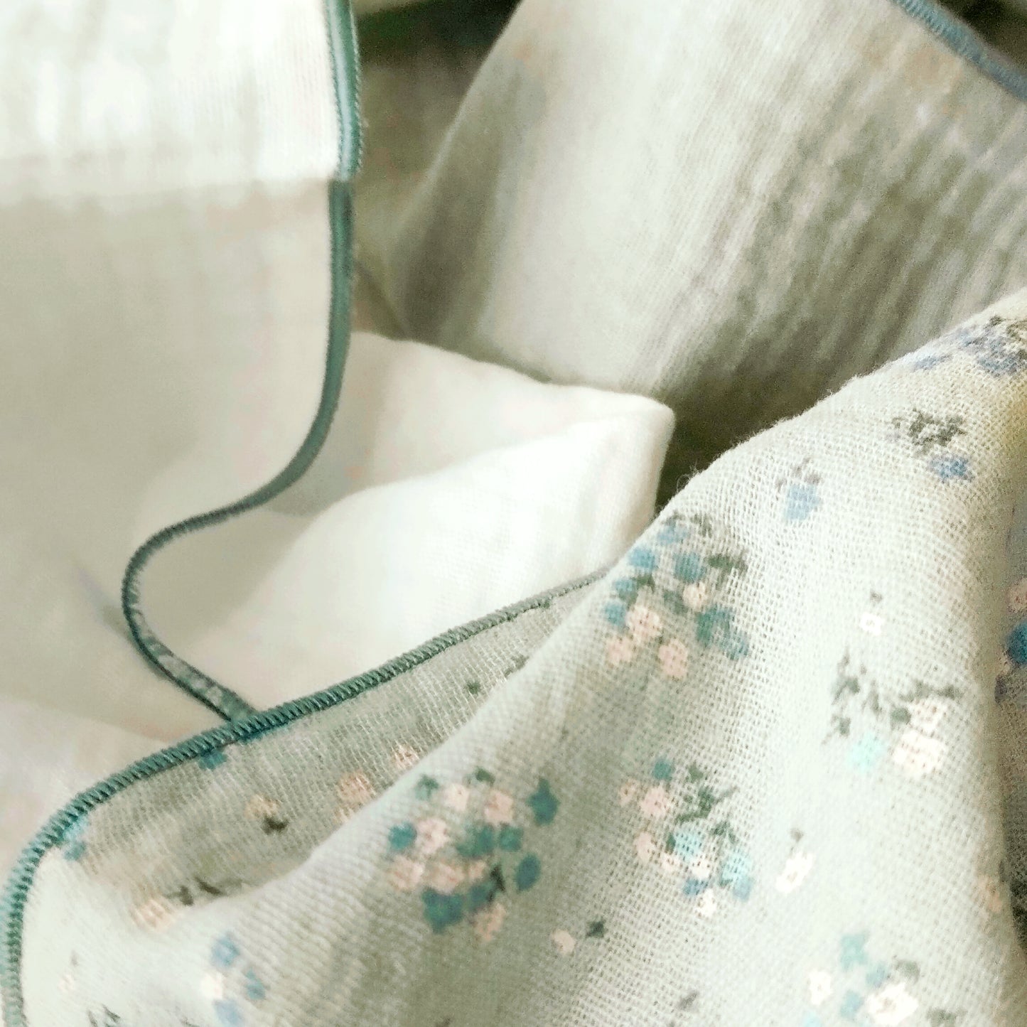 Pack “ BIENVENIDO A CASA” compuesto de tres baberos &  tres muselinas incluidas ( Colección Yeye).