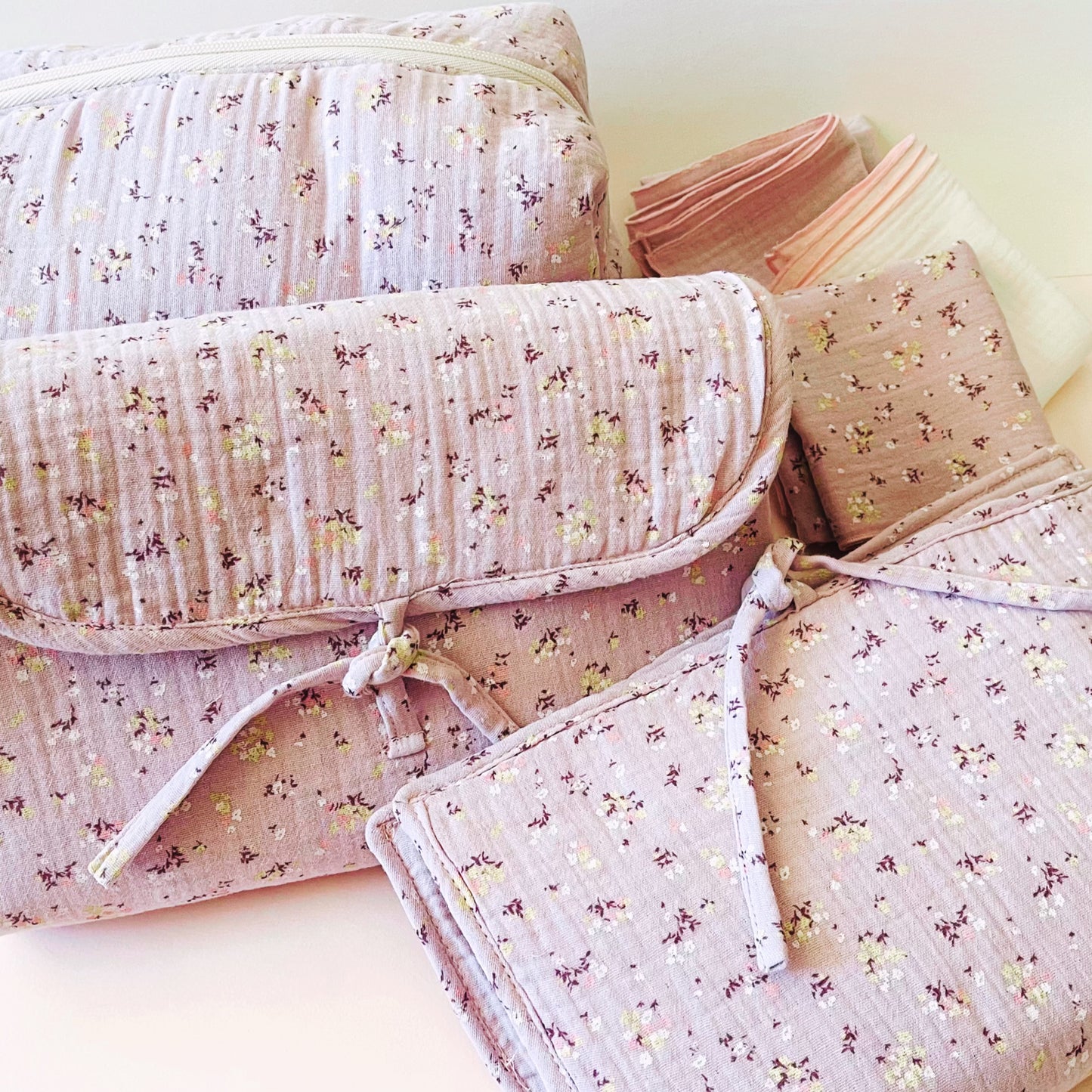 Cambiador de paseo de muselina 100% algodón en color malva floral– Colección PECA