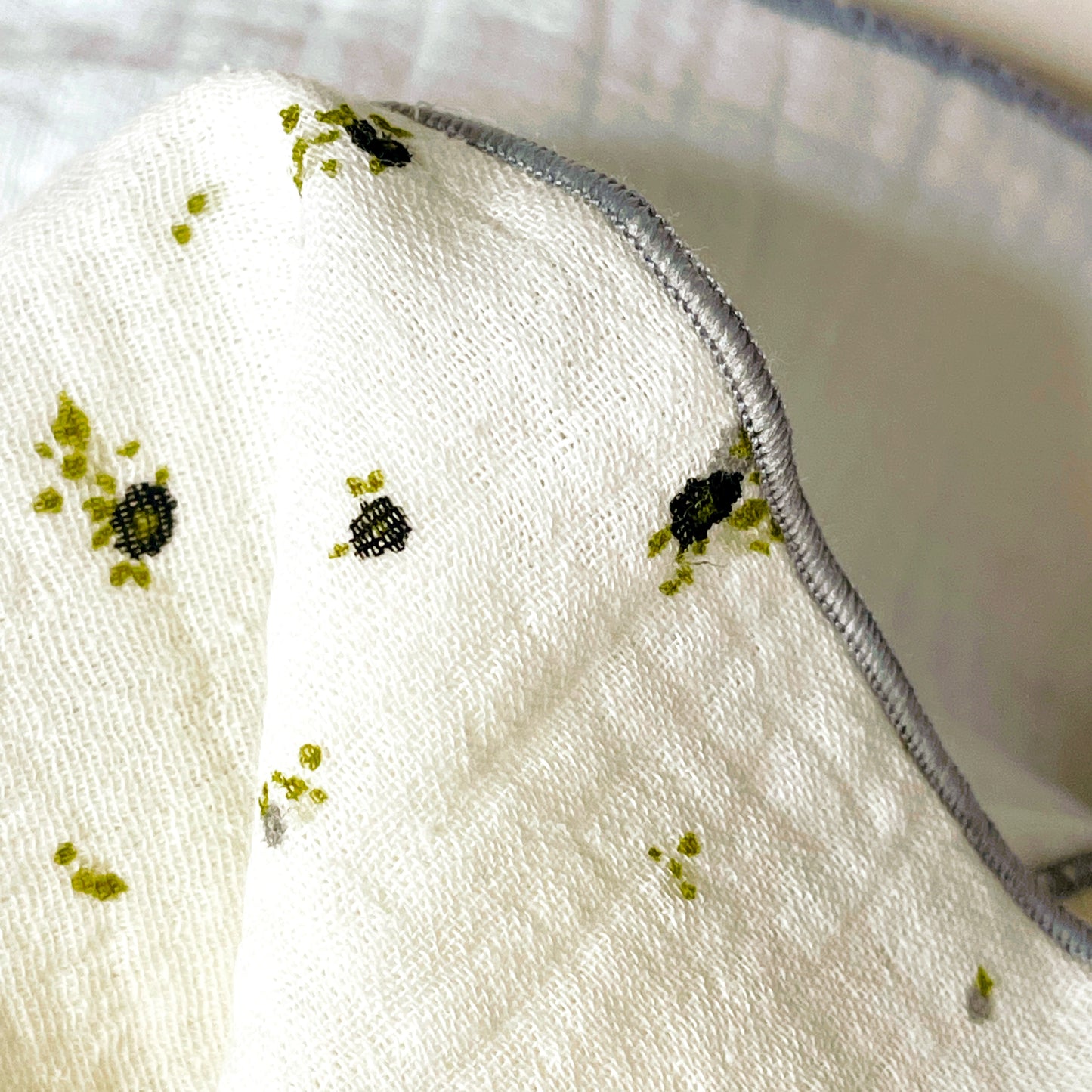 Conjunto de dos muselinas en color beis con flores grises y verdes  y blanco liso