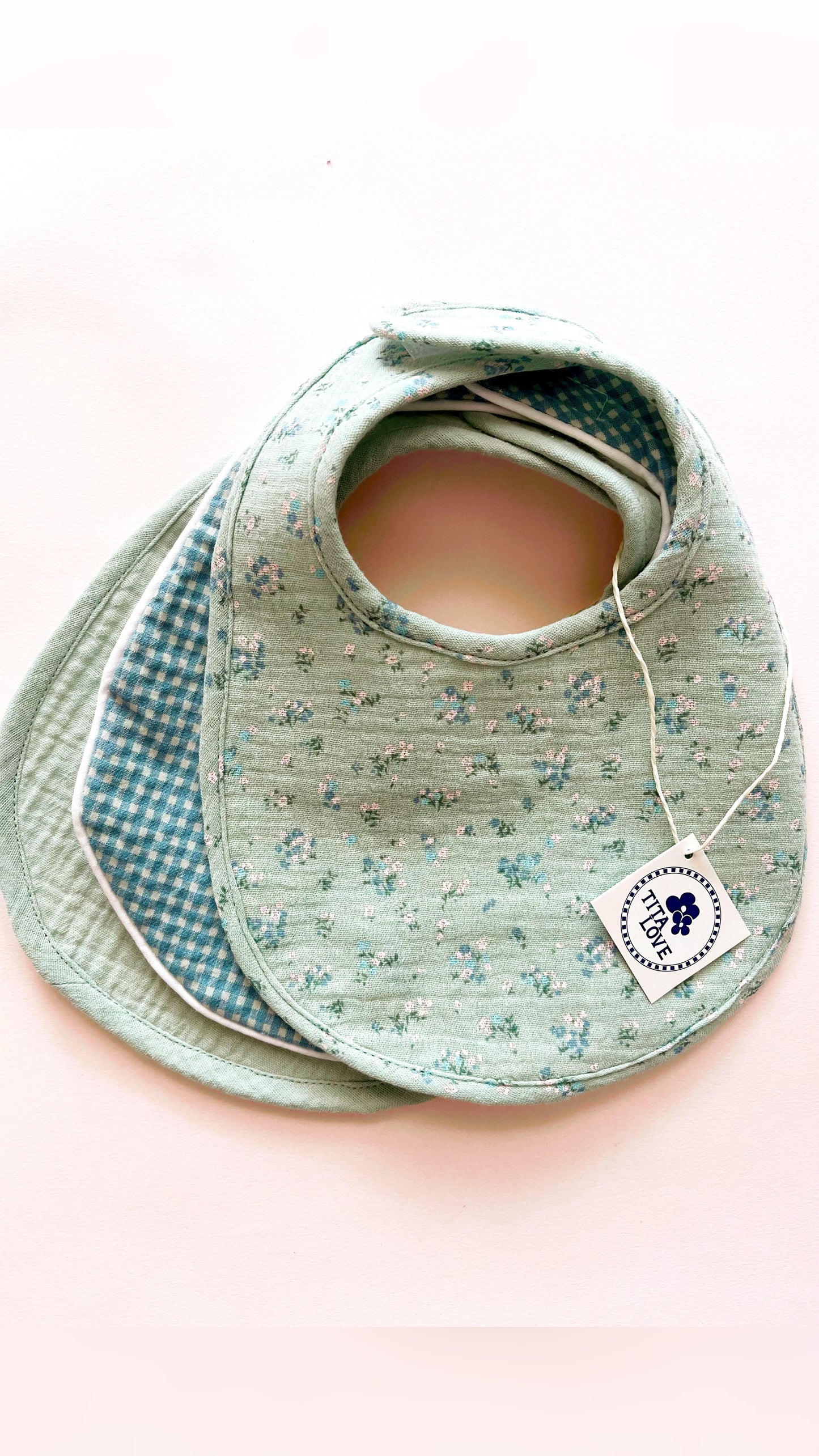 Pack “ BIENVENIDO A CASA” compuesto de tres baberos &  tres muselinas incluidas ( Colección Yeye).