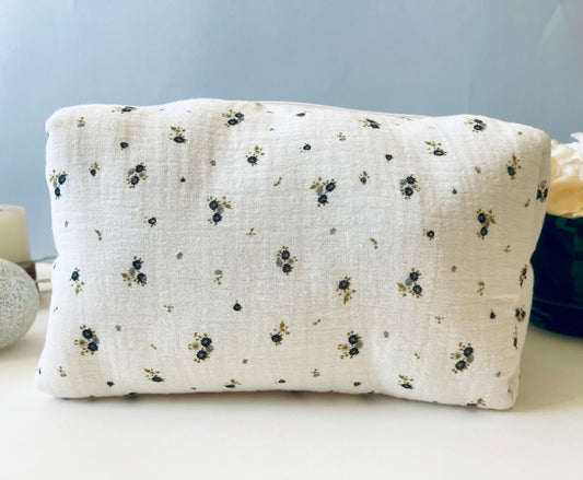 neceser de muselina en beis con flores grises y verdes; cremallera beis de lado a lado para facilitar la apertura