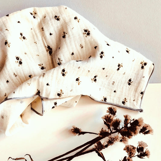 Muselina beis con flores gris y verde, acabado en hilo gris