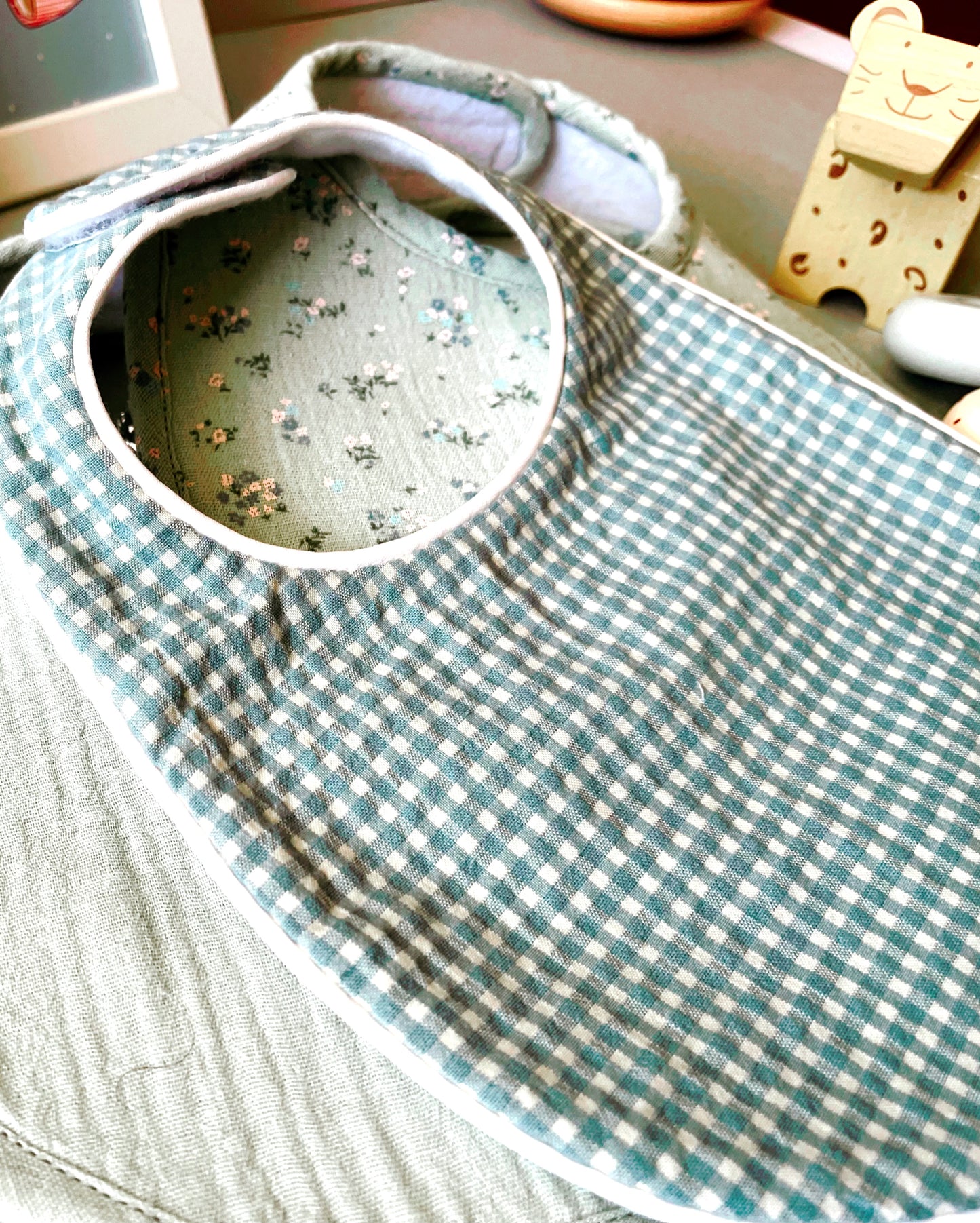 Babero de estampado Vichy color verde menta y blanco roto  100% algodón - Colección VICHY YEYE