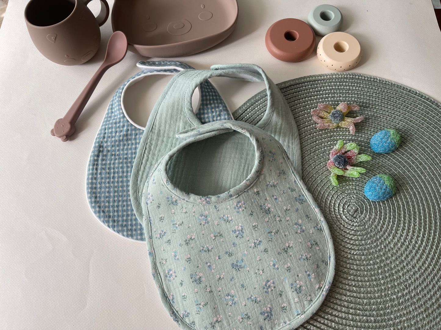 Pack “ BIENVENIDO A CASA” compuesto de tres baberos &  tres muselinas incluidas ( Colección Yeye).