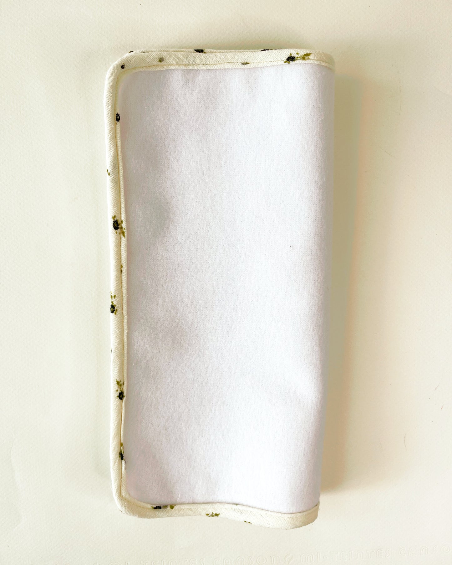 Vista frontal de la alfombra plegada