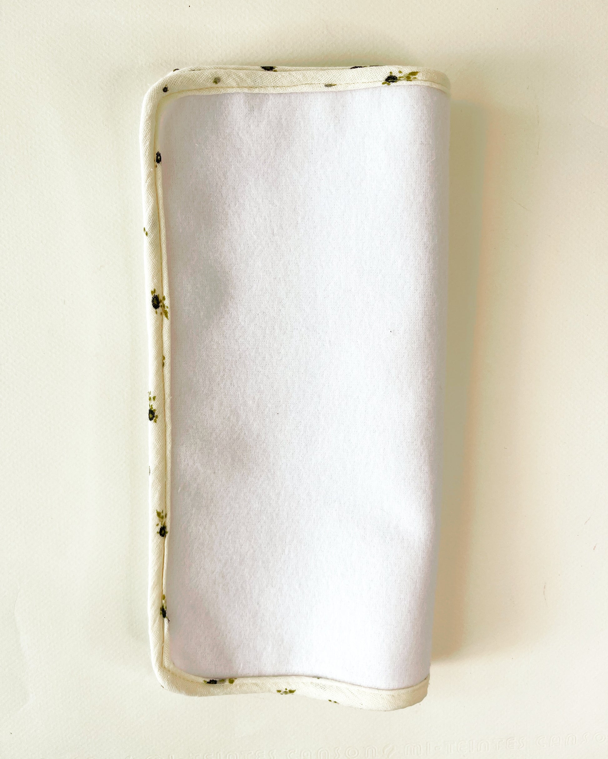 Vista frontal de la alfombra plegada