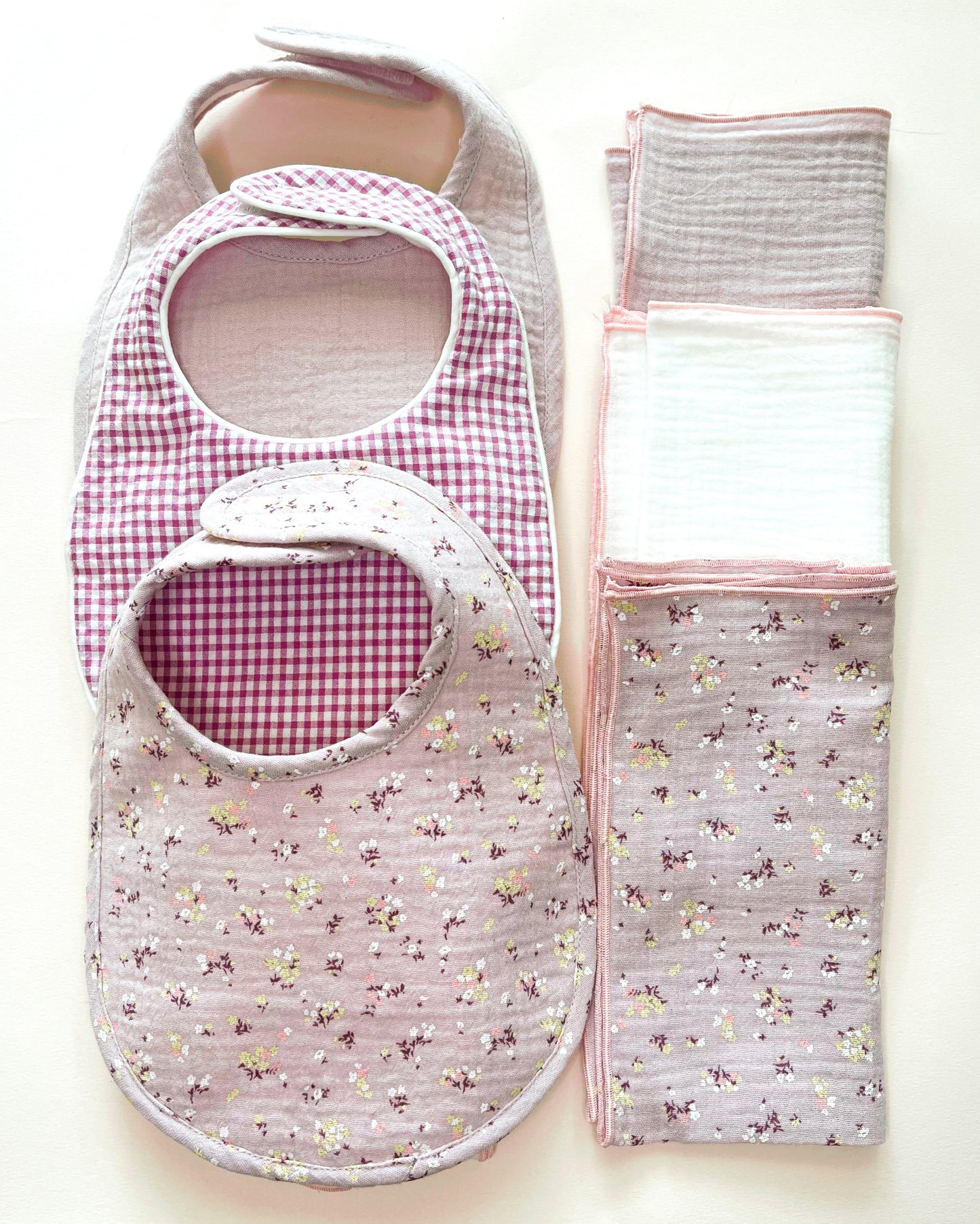 Pack “BIENVENIDO A CASA” compuesto de tres baberos & tres muselinas incluidas ( Colección Peca).