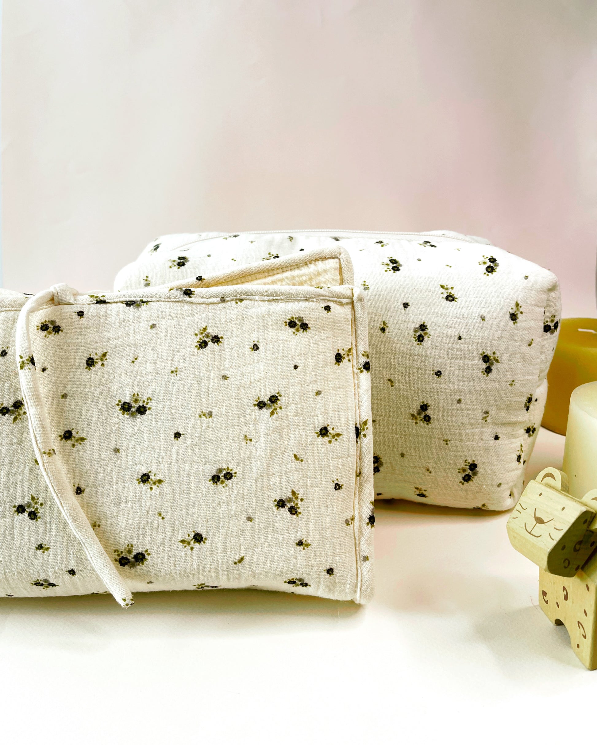 Conjunto de porta toallitas  neceser en muselina beis con flores grises y verdes