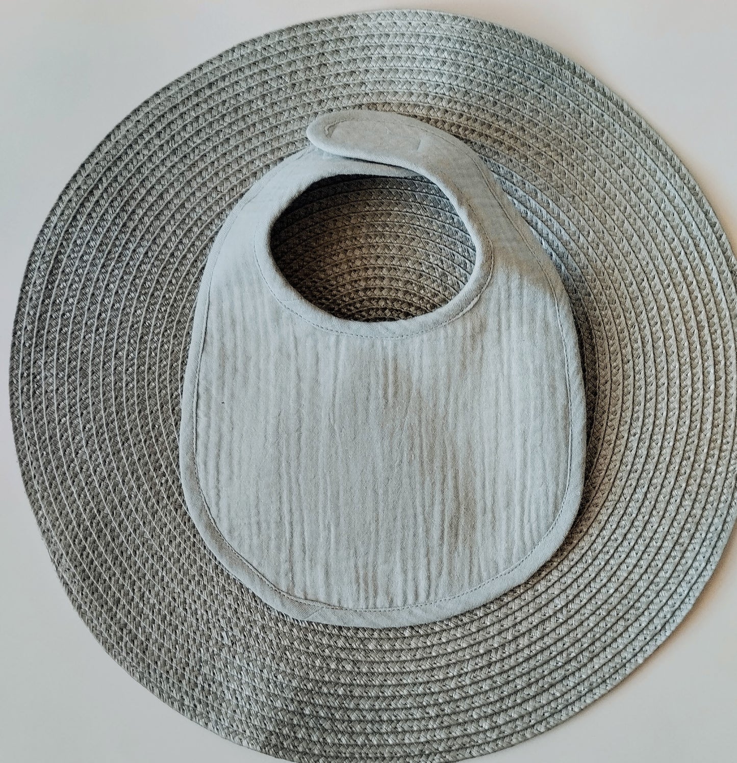 babero en muselina verde lisa agradable al tacto y combinable