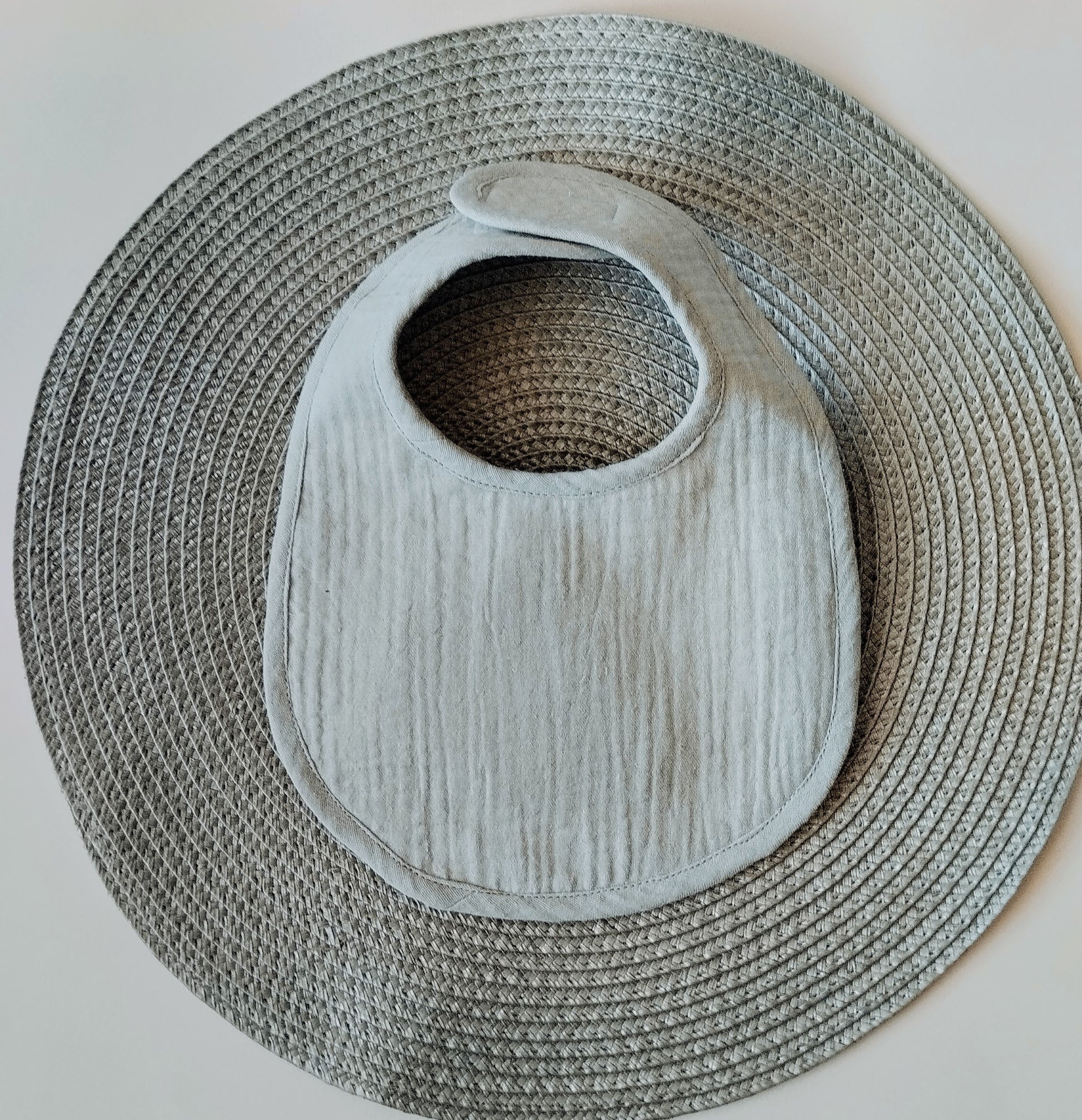 babero en muselina verde lisa agradable al tacto y combinable