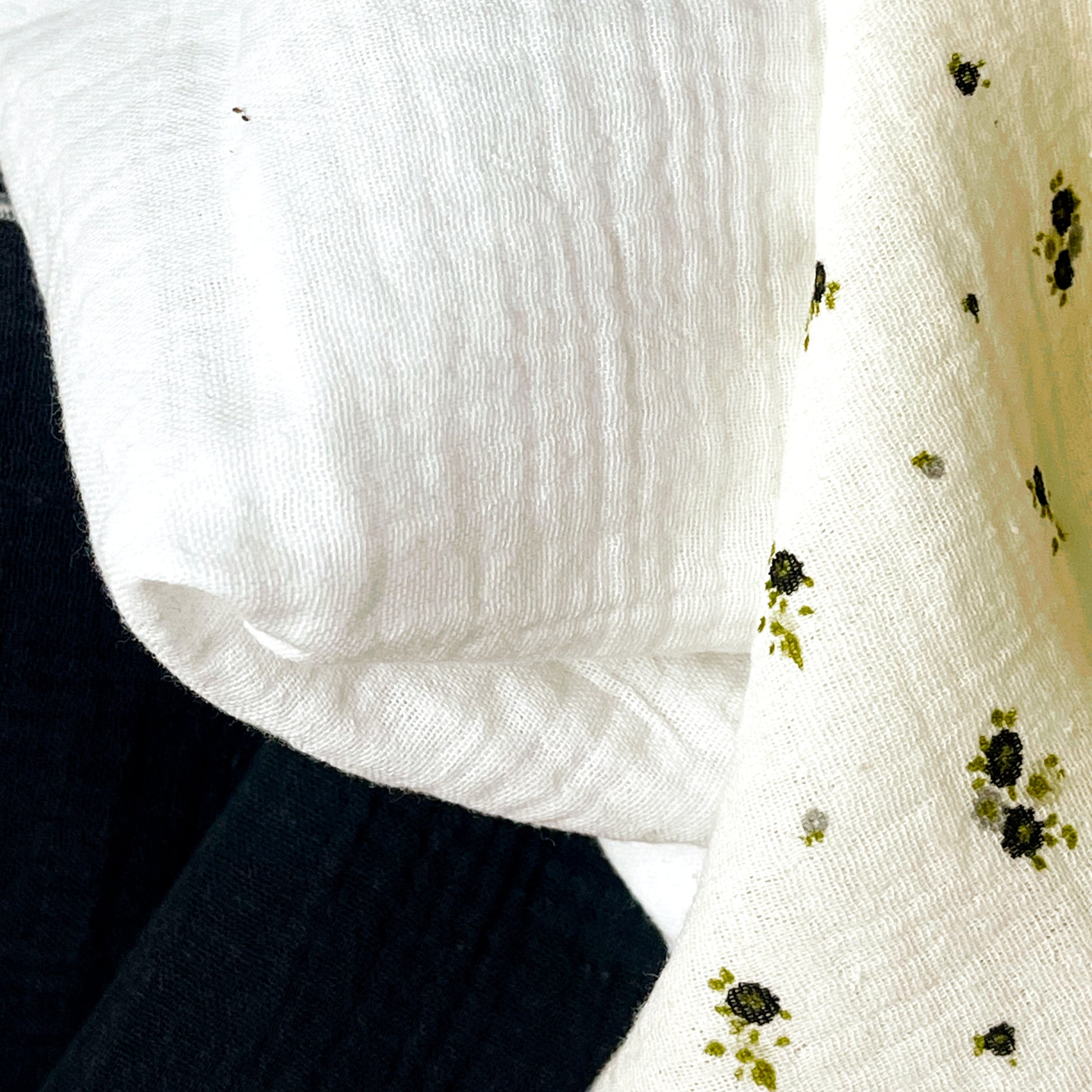 Conjunto de tres muselinas en color gris antracita, beis con flores grises y verdes  y blanco liso