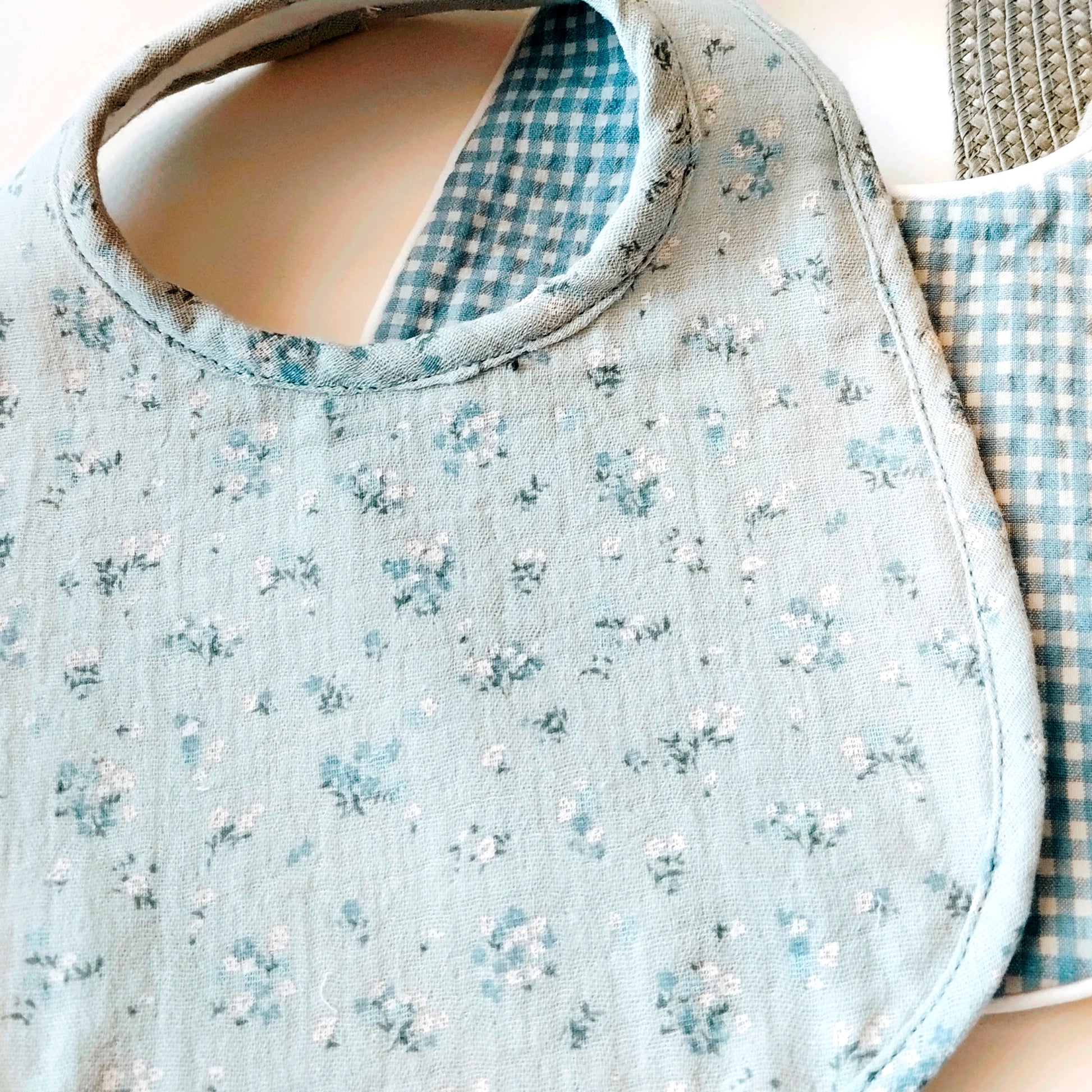 Conjunto de babero en muselina verde menta con flores azules y babero en estampado de cuadros verdes y blancos