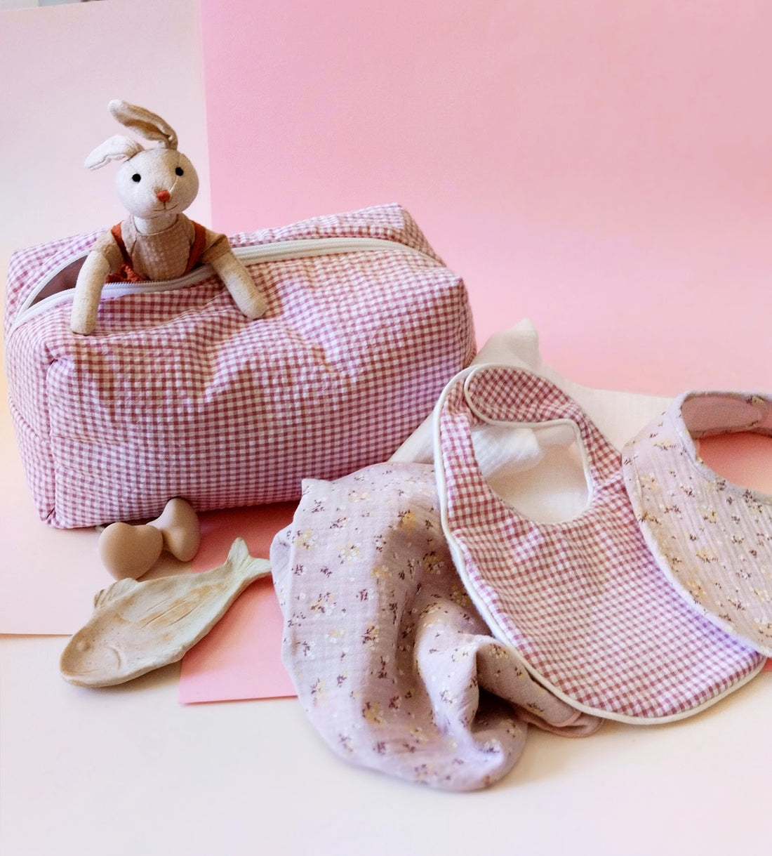 neceser y babero de cuadros Vichy de color rosa a juego con la muselina y babero malva con flores amarillas 