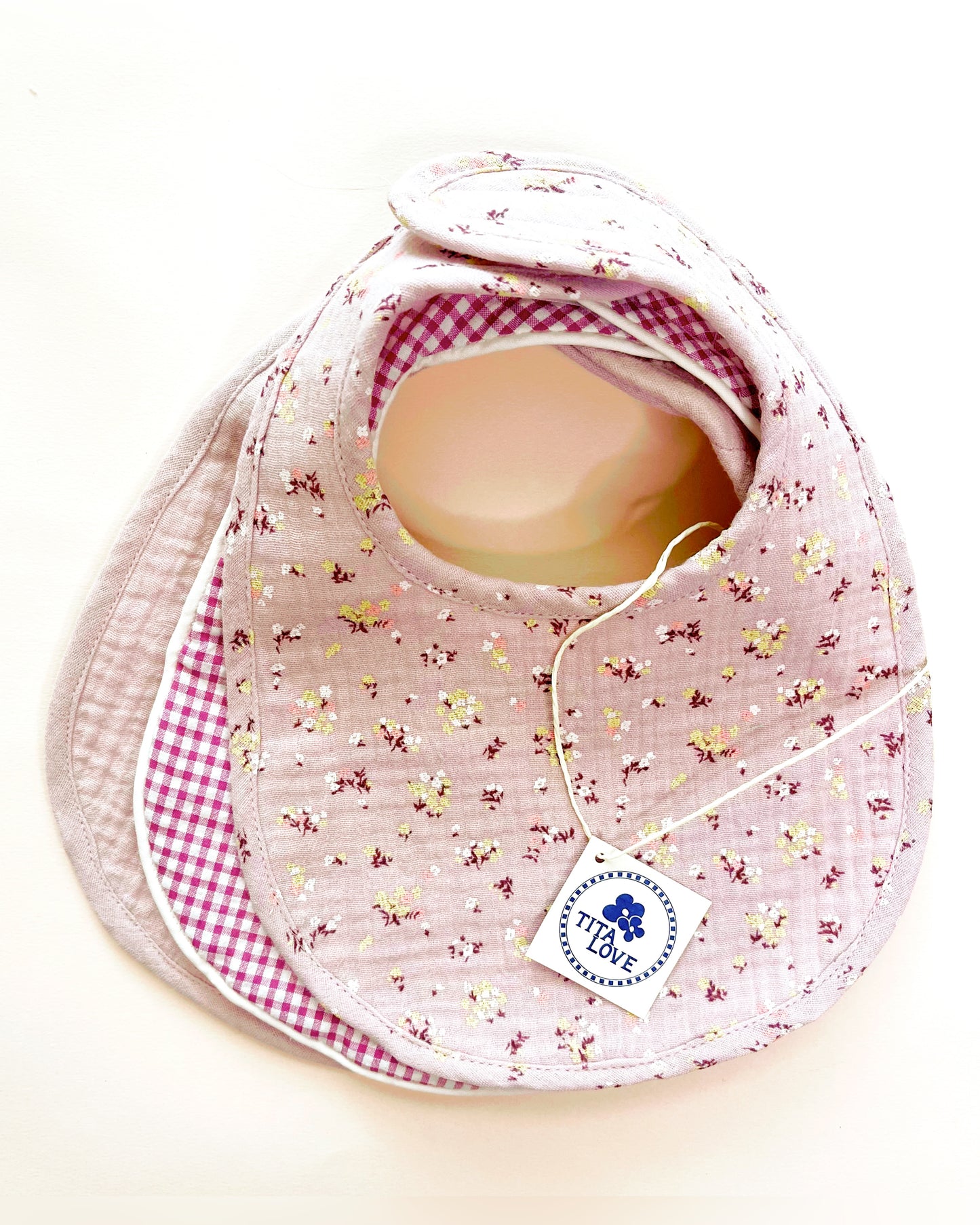 Pack “BIENVENIDO A CASA” compuesto de tres baberos & tres muselinas incluidas ( Colección Peca).