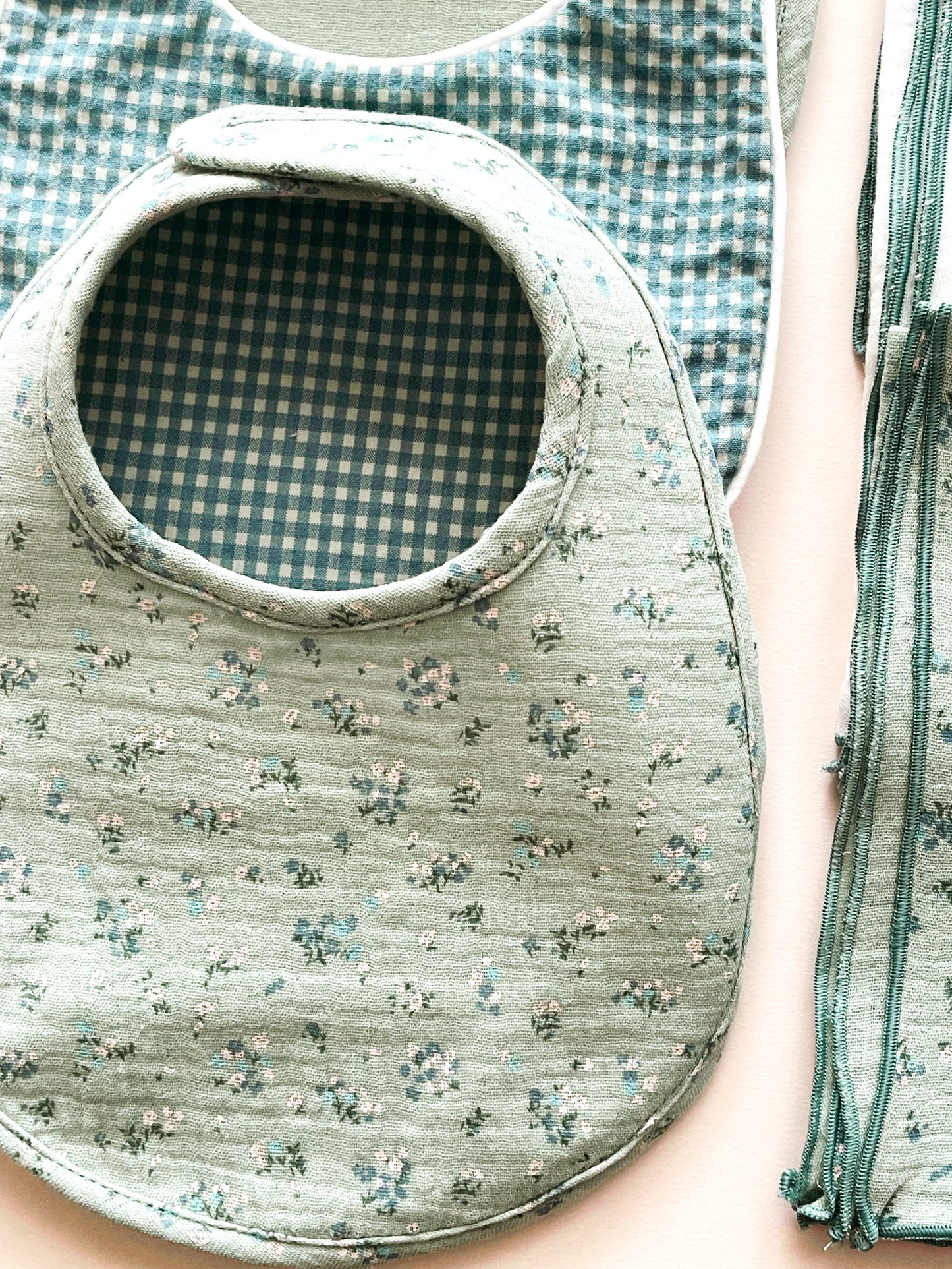 Pack “ BIENVENIDO A CASA” compuesto de tres baberos &  tres muselinas incluidas ( Colección Yeye).