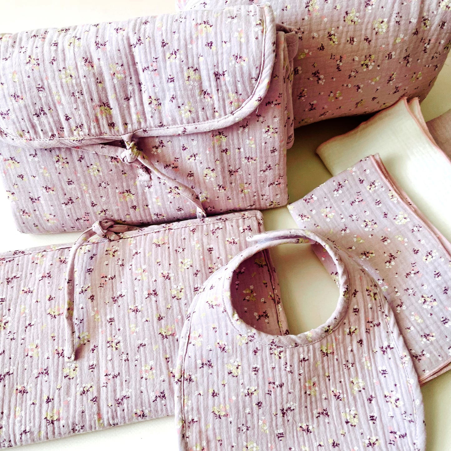 Cambiador de paseo de muselina 100% algodón en color malva floral– Colección PECA