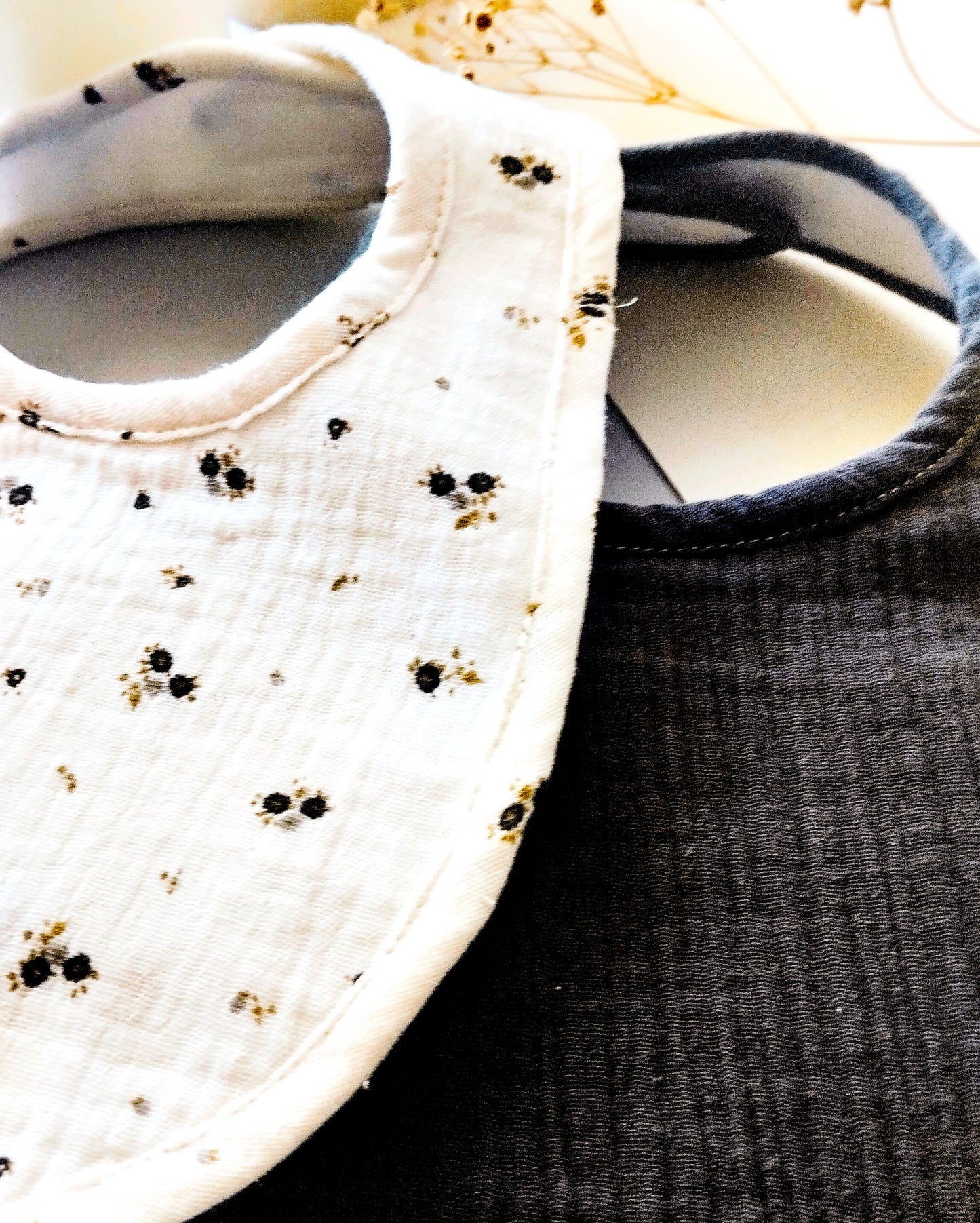 Babero de muselina 100% algodón  de color gris antracita- Colección PALITO