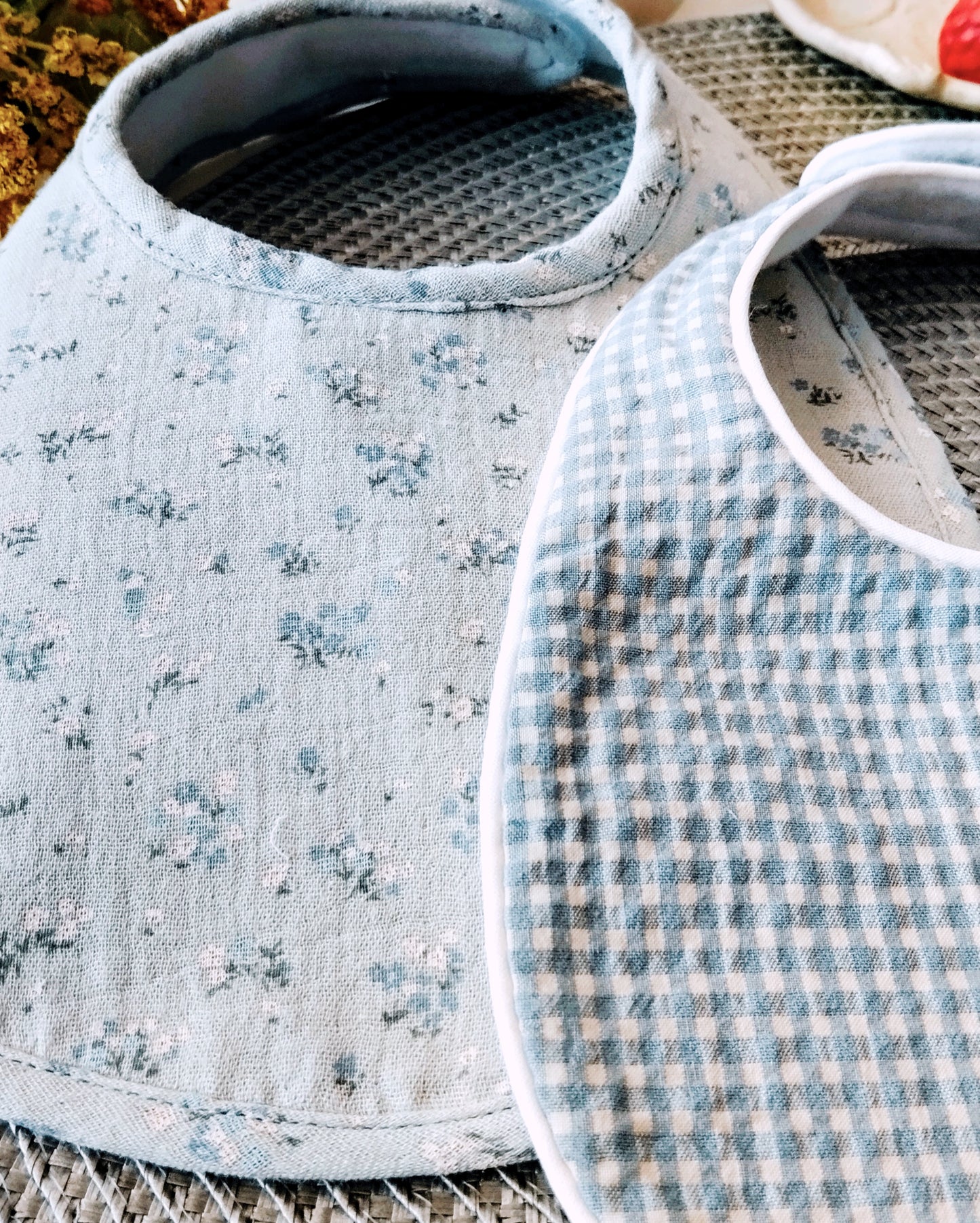 Babero de muselina 100% algodón  de color verde menta con flores azules- Colección YEYE