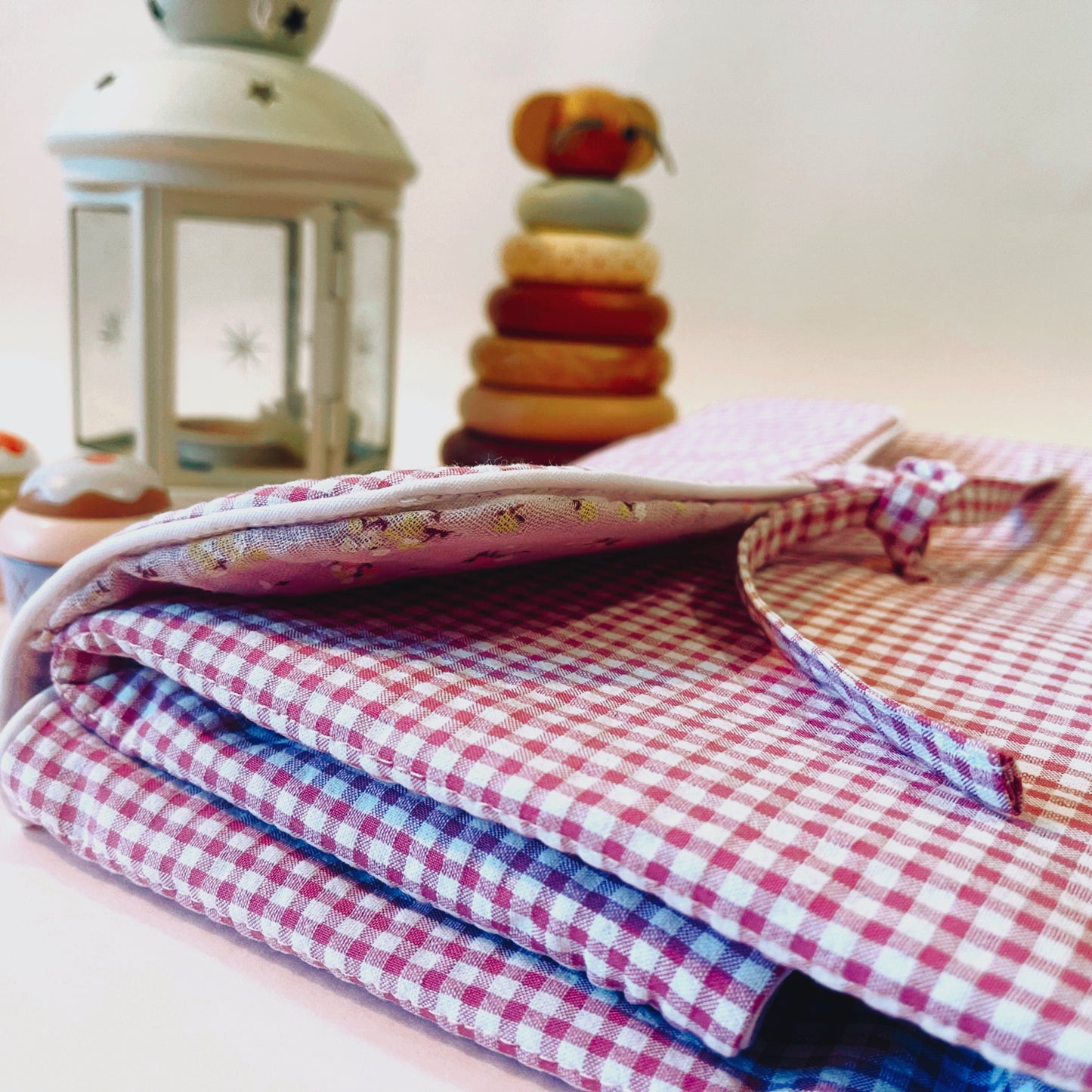 Cambiador de paseo cerrado y  doblado en dos tramos; cierre en lazo