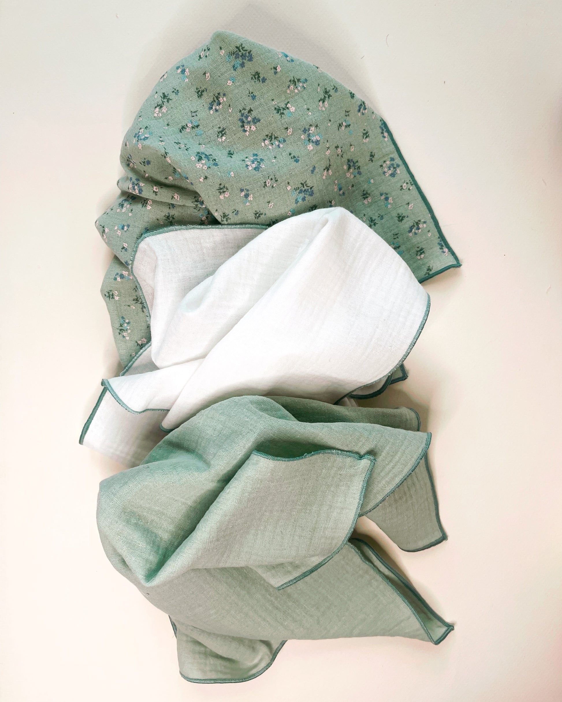 Conjunto de muselina de color verde liso, verde con flores azules y blancas y muselina en color blanco 